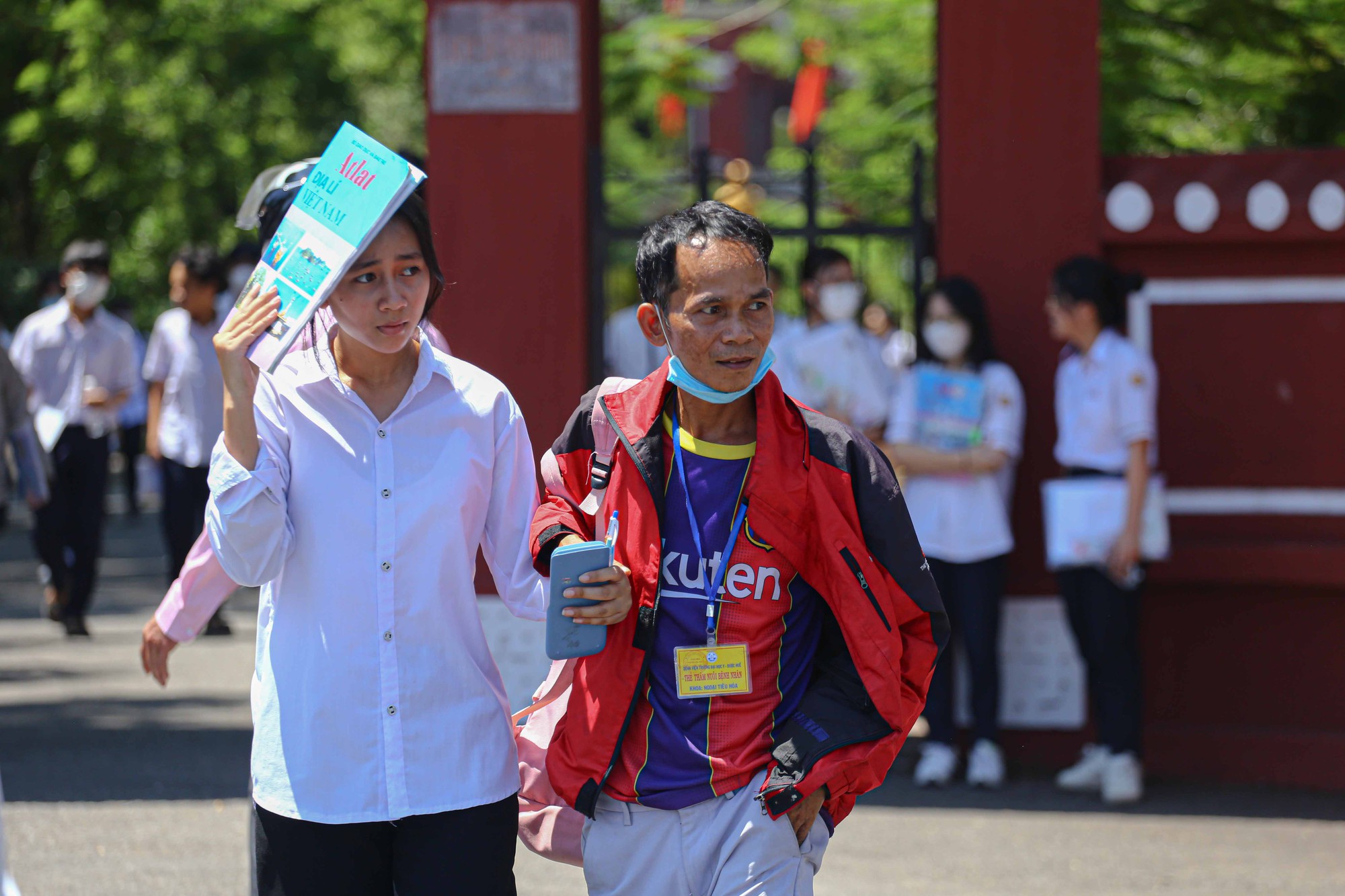 Xúc động hình ảnh những ông bố vùng cao đưa con đi thi: 'Mong con học giỏi' - Ảnh 5.