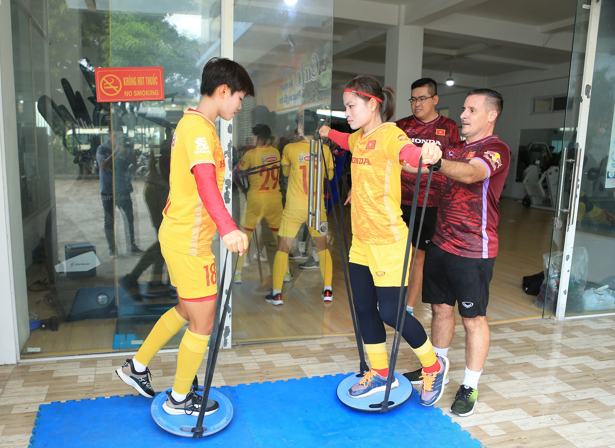 'Thể lực đội tuyển nữ Việt Nam dồi dào, Thanh Nhã bứt tốc khiến trung vệ Đức không kịp đuổi theo' - Ảnh 2.