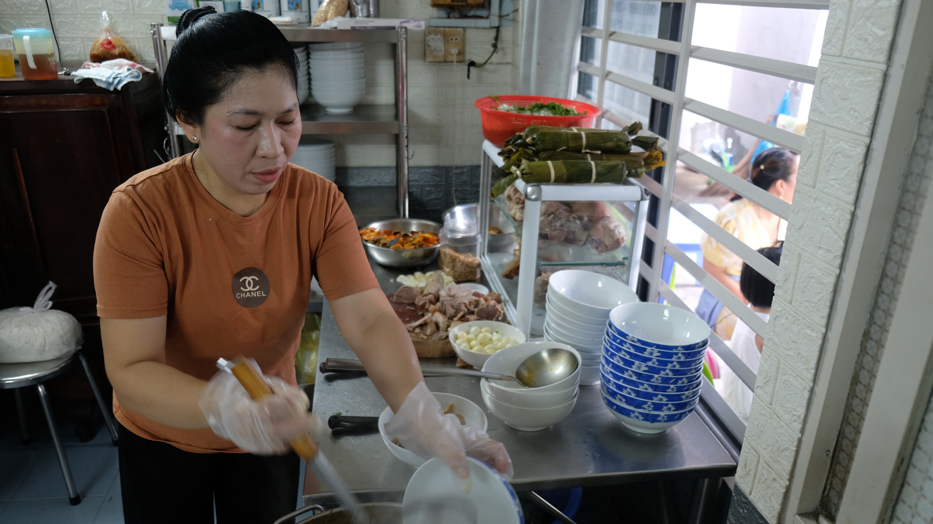 50 năm bún bò giò bó O Hè siêu ngon ở khu Lê Văn Sỹ - Ảnh 3.