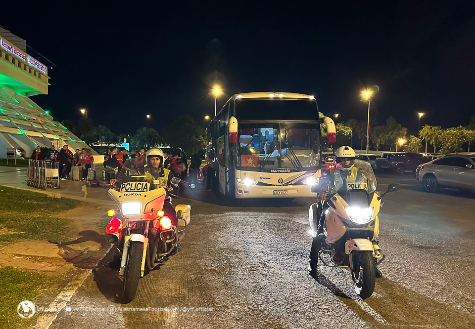 Đội tuyển futsal Việt Nam được xe đặc chủng hộ tống khi đến Paraguay - Ảnh 1.