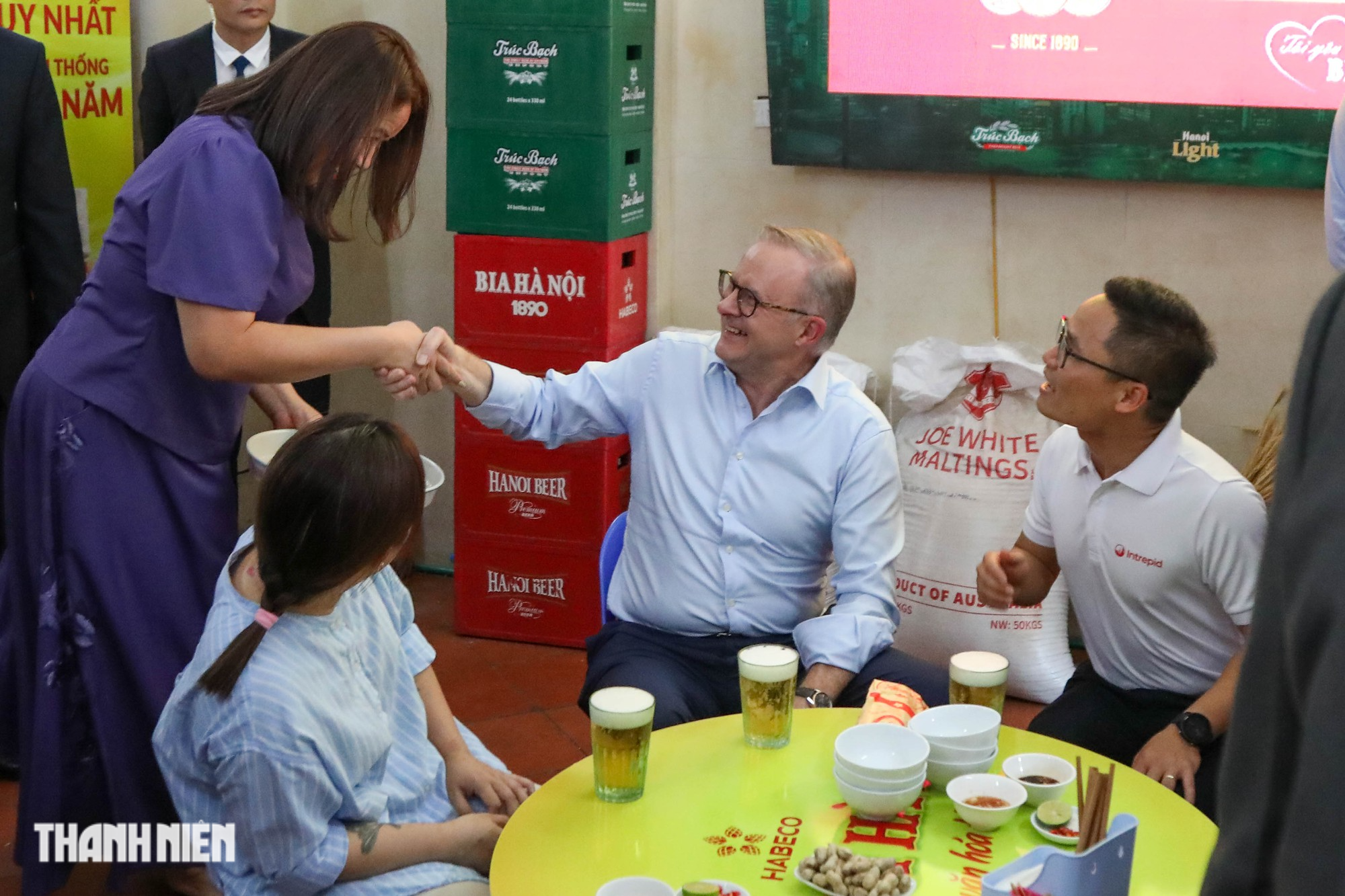 Thủ tướng Úc ăn bánh mì, uống bia hơi Hà Nội và hô “1,2,3 dô”  - Ảnh 4.
