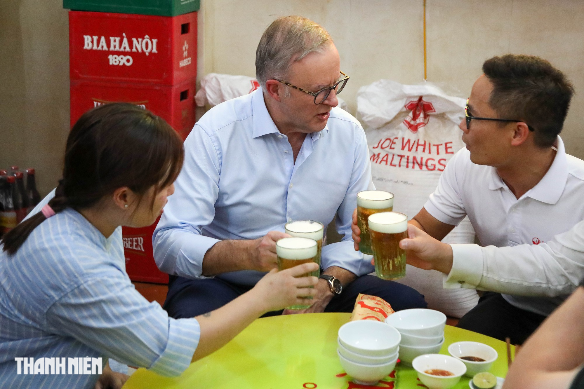 Thủ tướng Úc ăn bánh mì, uống bia hơi Hà Nội và hô “1,2,3 dô”  - Ảnh 5.