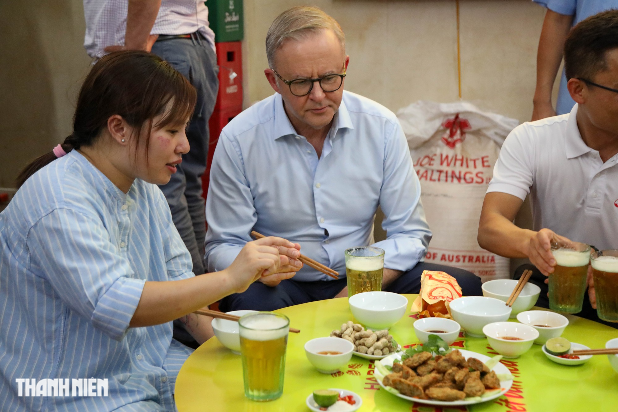 Thủ tướng Úc ăn bánh mì, uống bia hơi Hà Nội và hô “1,2,3 dô”  - Ảnh 7.