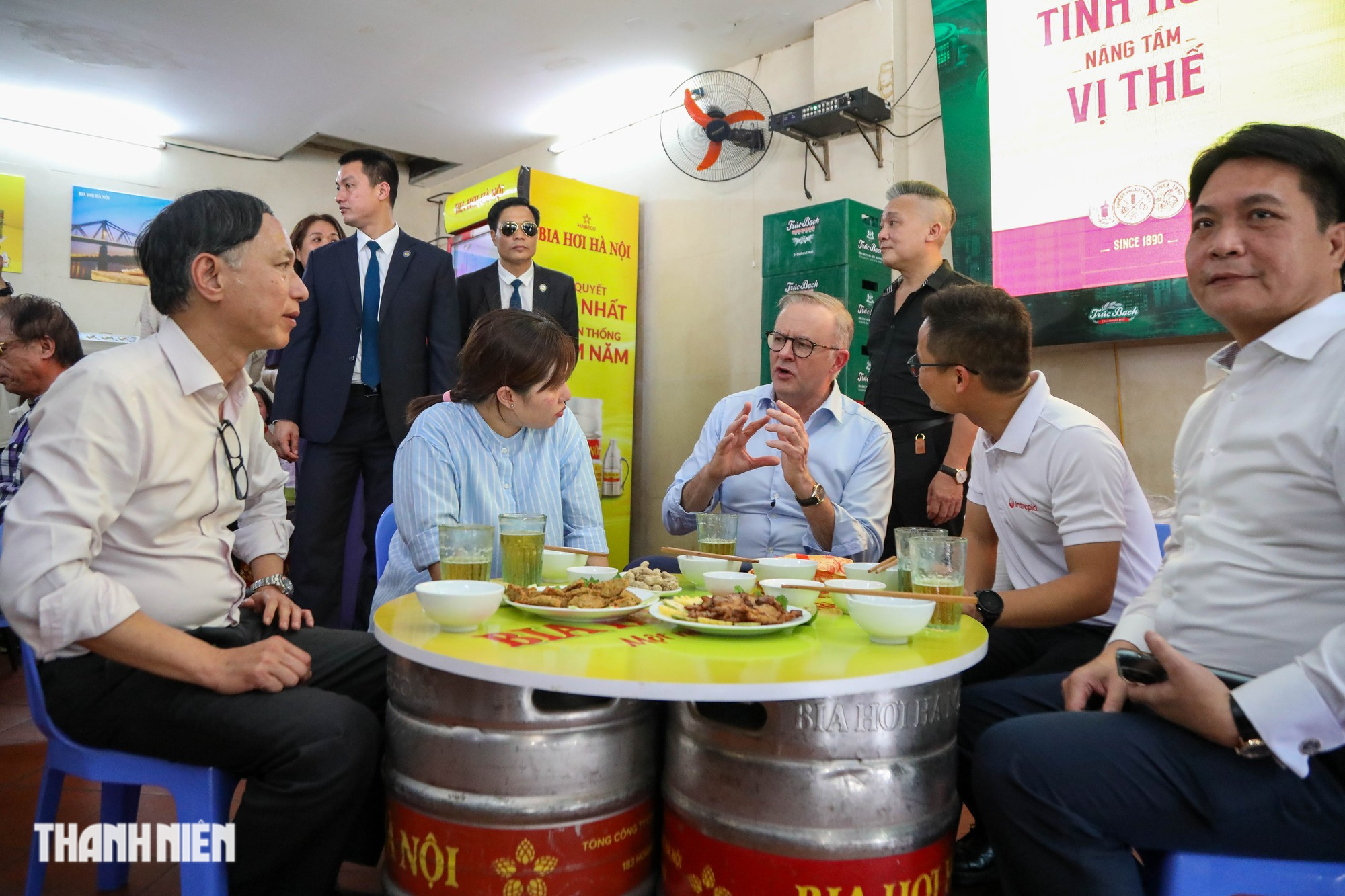 Thủ tướng Úc ăn bánh mì, uống bia hơi Hà Nội và hô “1,2,3 dô”  - Ảnh 12.