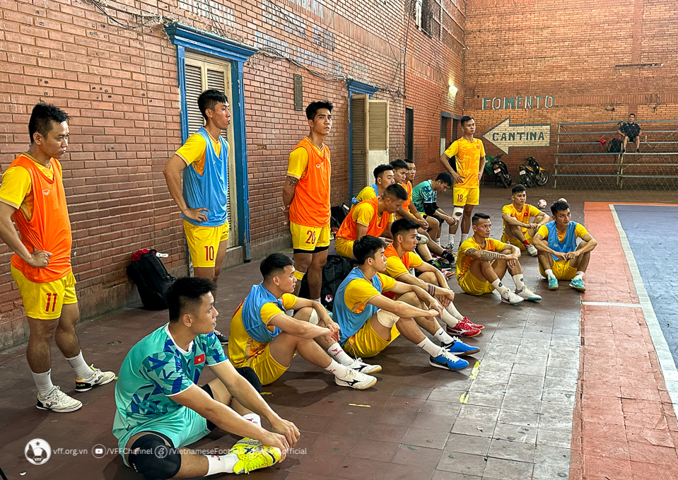 Đội tuyển futsal Việt Nam được xe đặc chủng hộ tống khi đến Paraguay - Ảnh 6.