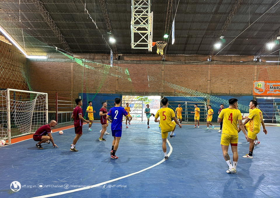 Đội tuyển futsal Việt Nam được xe đặc chủng hộ tống khi đến Paraguay - Ảnh 7.