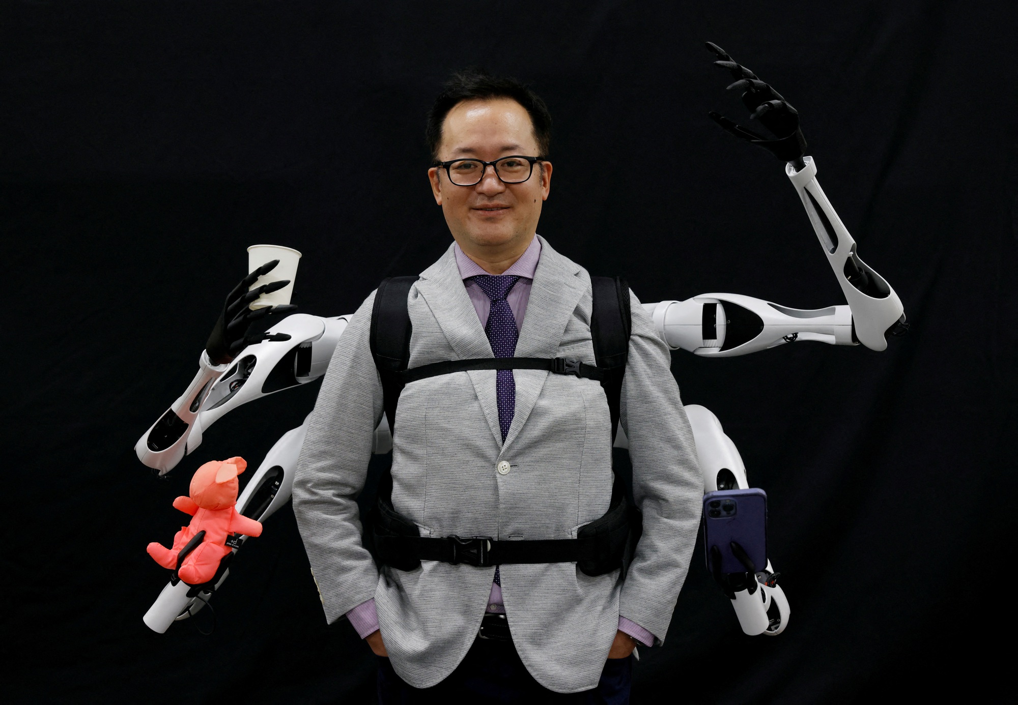 Bạn cần giúp một tay? Robot Nhật Bản này có thể đỡ đần bạn - Ảnh 1.