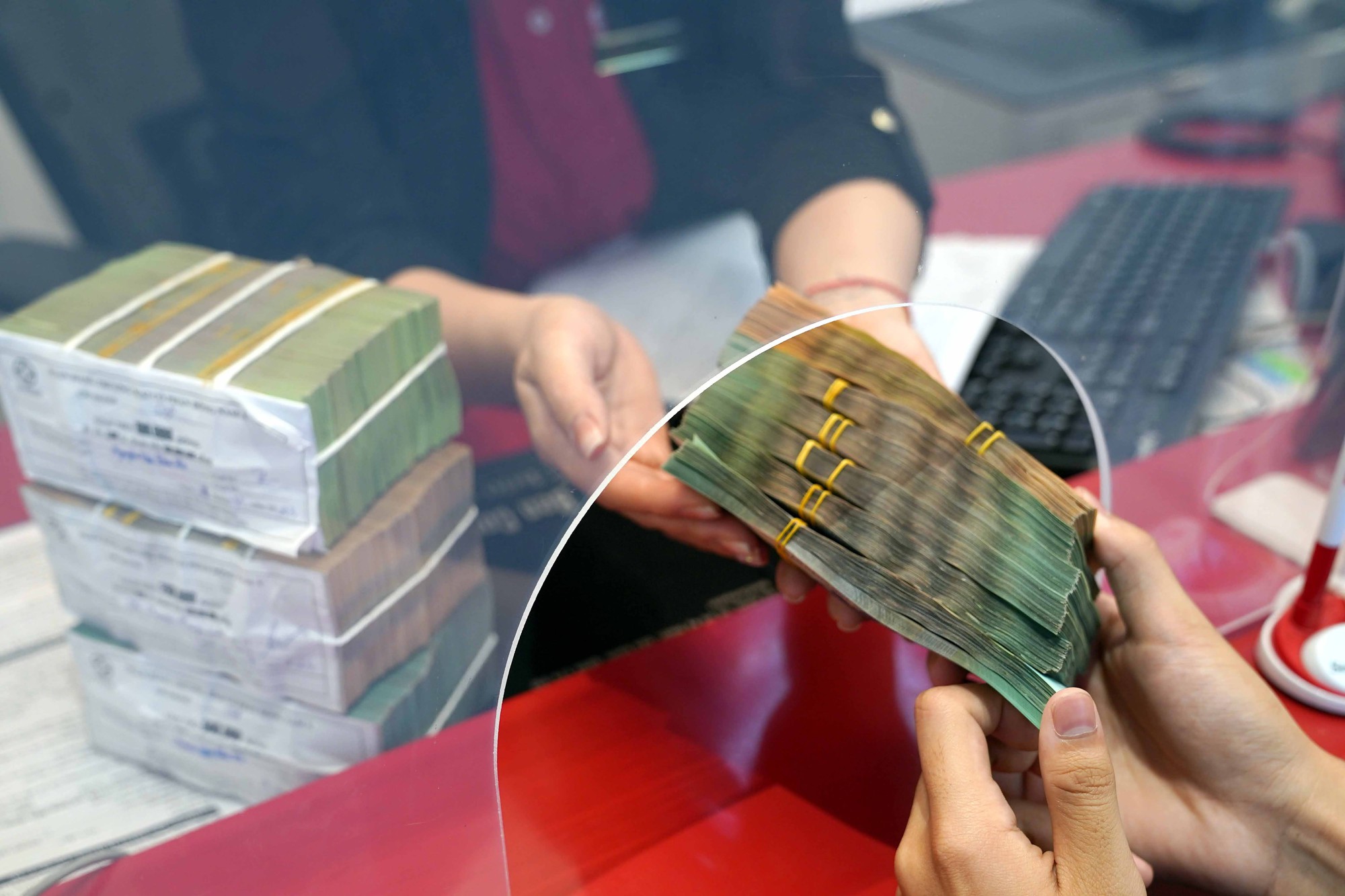 Khách hàng mòn mỏi chờ cơ cấu nợ - Ảnh 1. Khách hàng mòn mỏi chờ cơ cấu nợ - Ảnh 1.