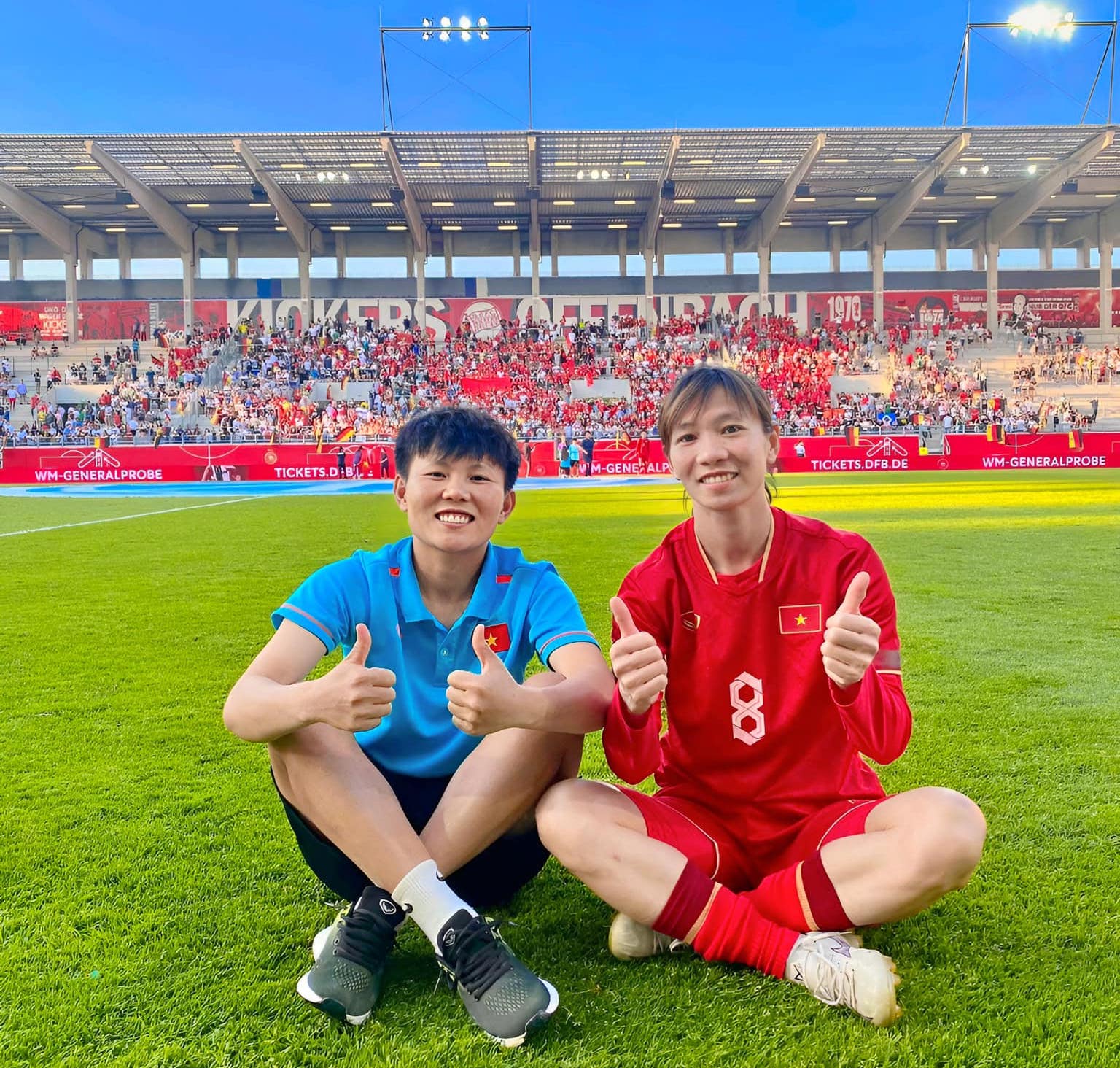 Bích Thùy và người chị thân Thùy Trang sau trận gặp đội tuyển Đức