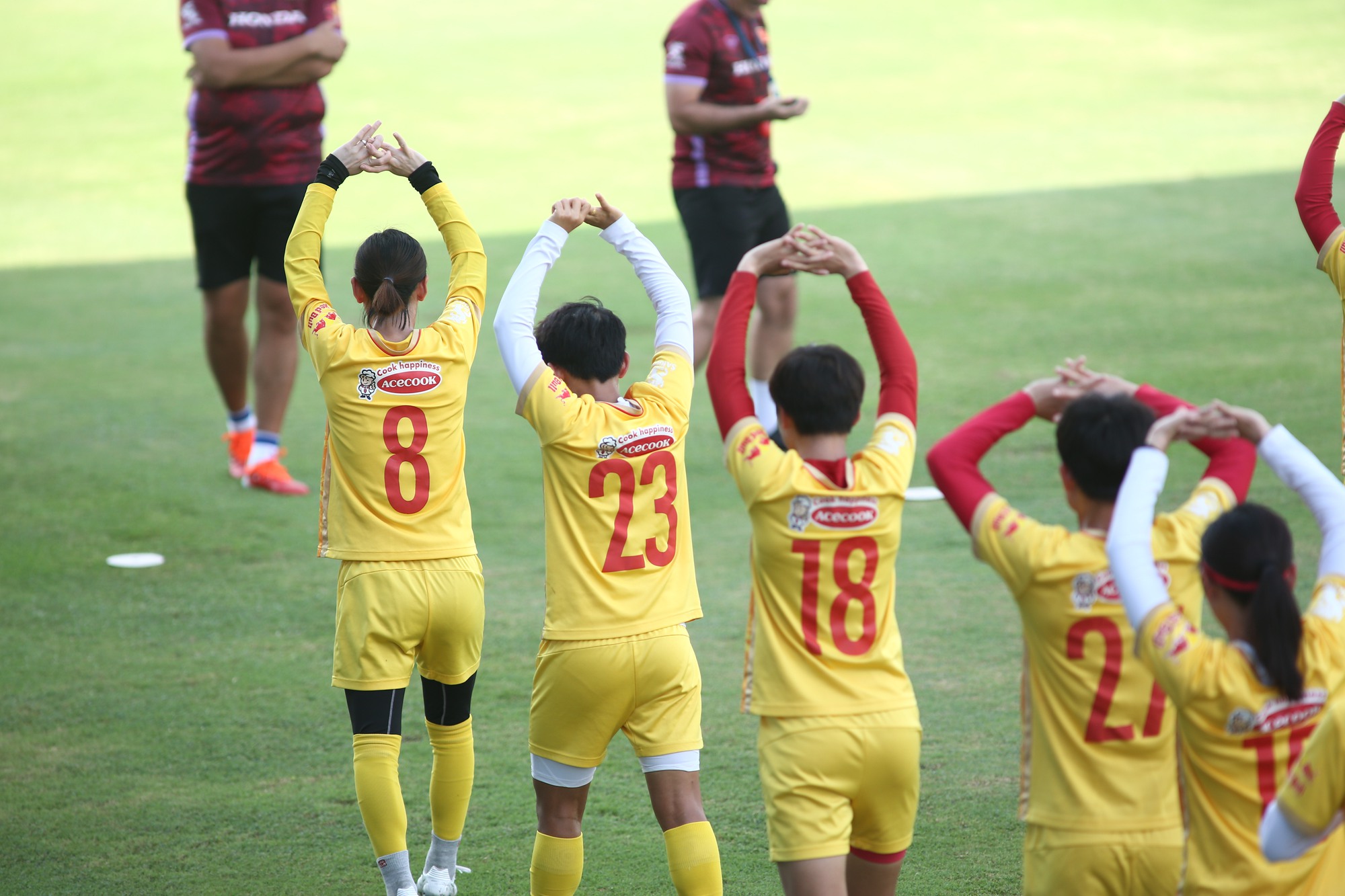 Đội tuyển nữ Việt Nam căng mình tập dưới nắng nóng, Huỳnh Như bình phục chấn thương - Ảnh 6.