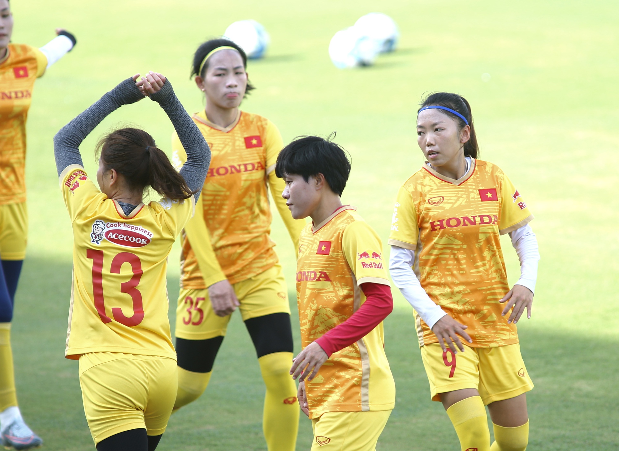 Đội tuyển nữ Việt Nam căng mình tập dưới nắng nóng, Huỳnh Như bình phục chấn thương - Ảnh 10.