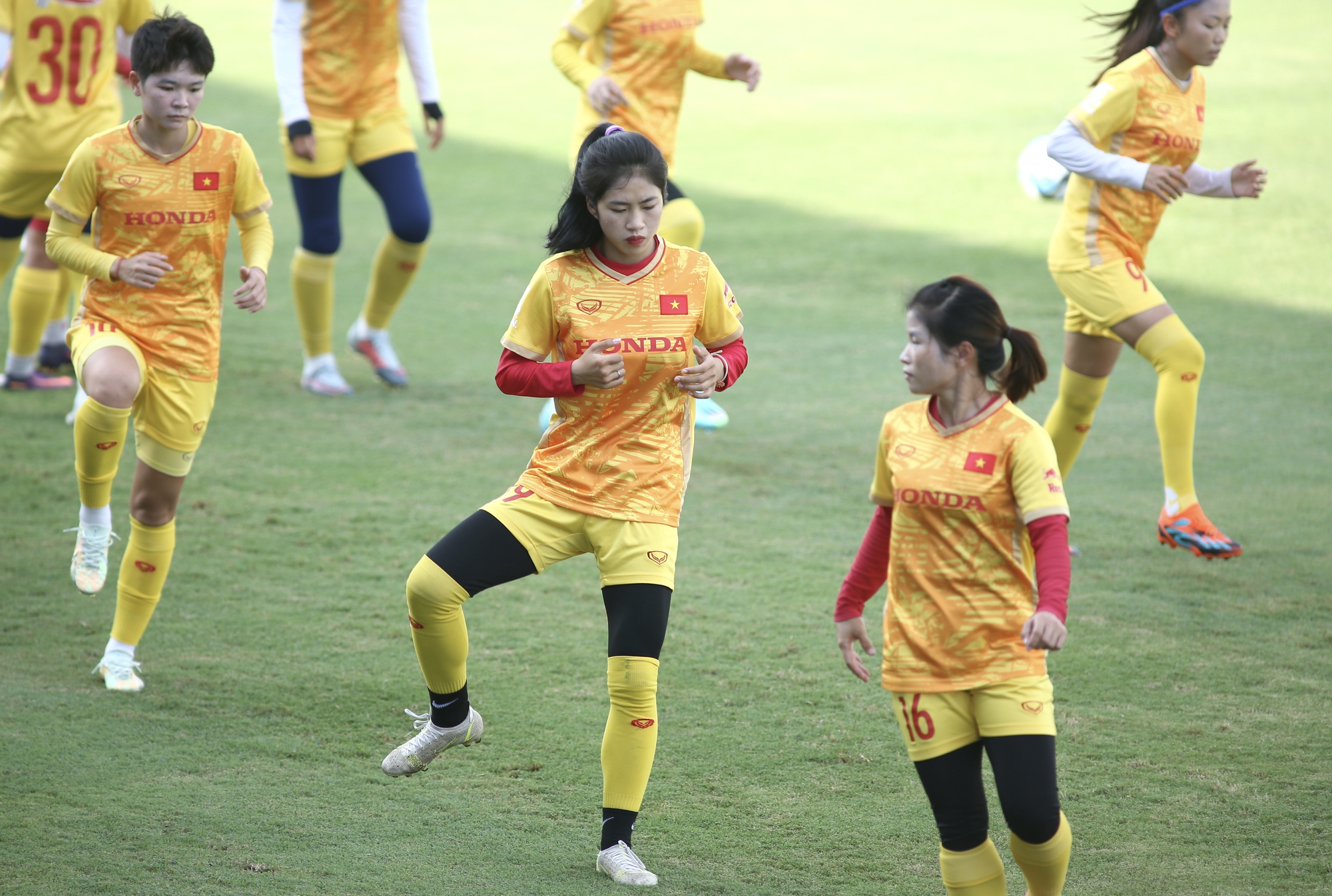 Đội tuyển nữ Việt Nam căng mình tập dưới nắng nóng, Huỳnh Như bình phục chấn thương - Ảnh 11.