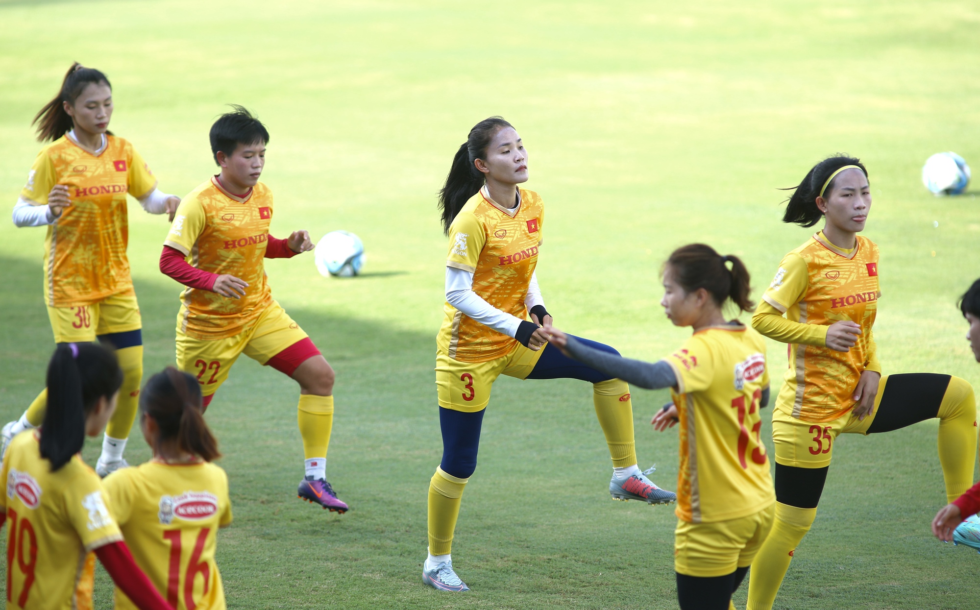 Đội tuyển nữ Việt Nam căng mình tập dưới nắng nóng, Huỳnh Như bình phục chấn thương - Ảnh 12.