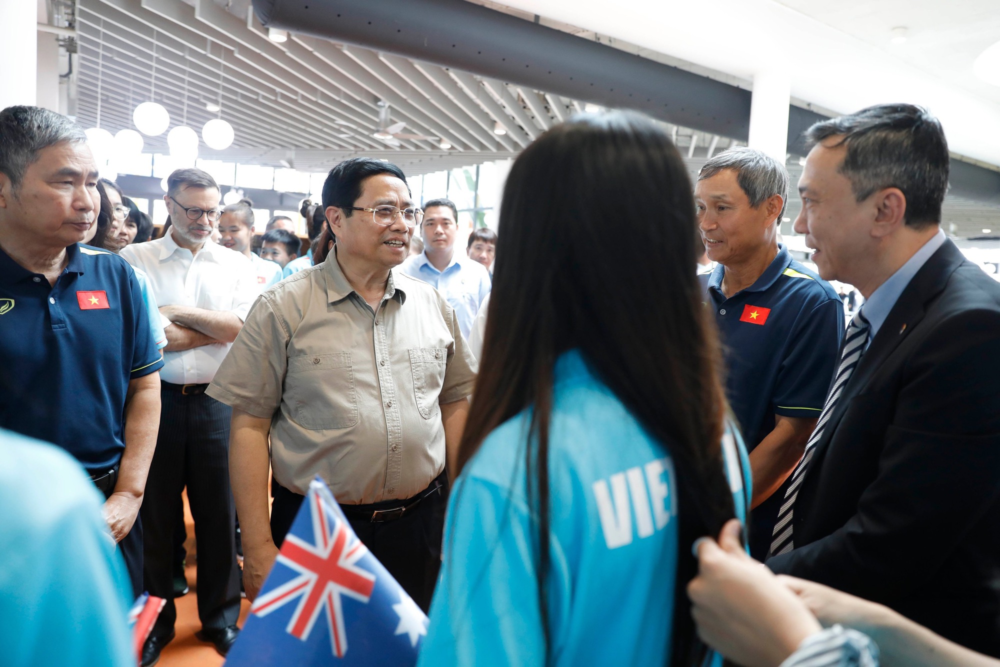 Thủ tướng Phạm Minh Chính cùng Thủ tướng Úc Anthony Albanese nhận áo đấu của đội tuyển nữ Việt Nam - Ảnh 10.