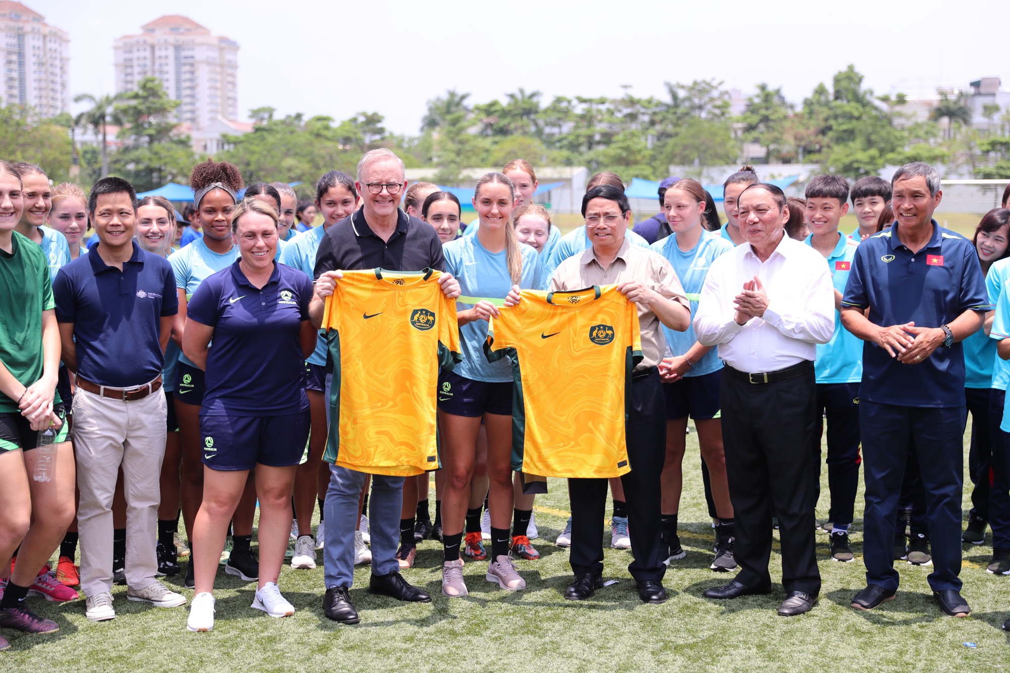 Thủ tướng Phạm Minh Chính cùng Thủ tướng Úc Anthony Albanese nhận áo đấu của đội tuyển nữ Việt Nam - Ảnh 3.