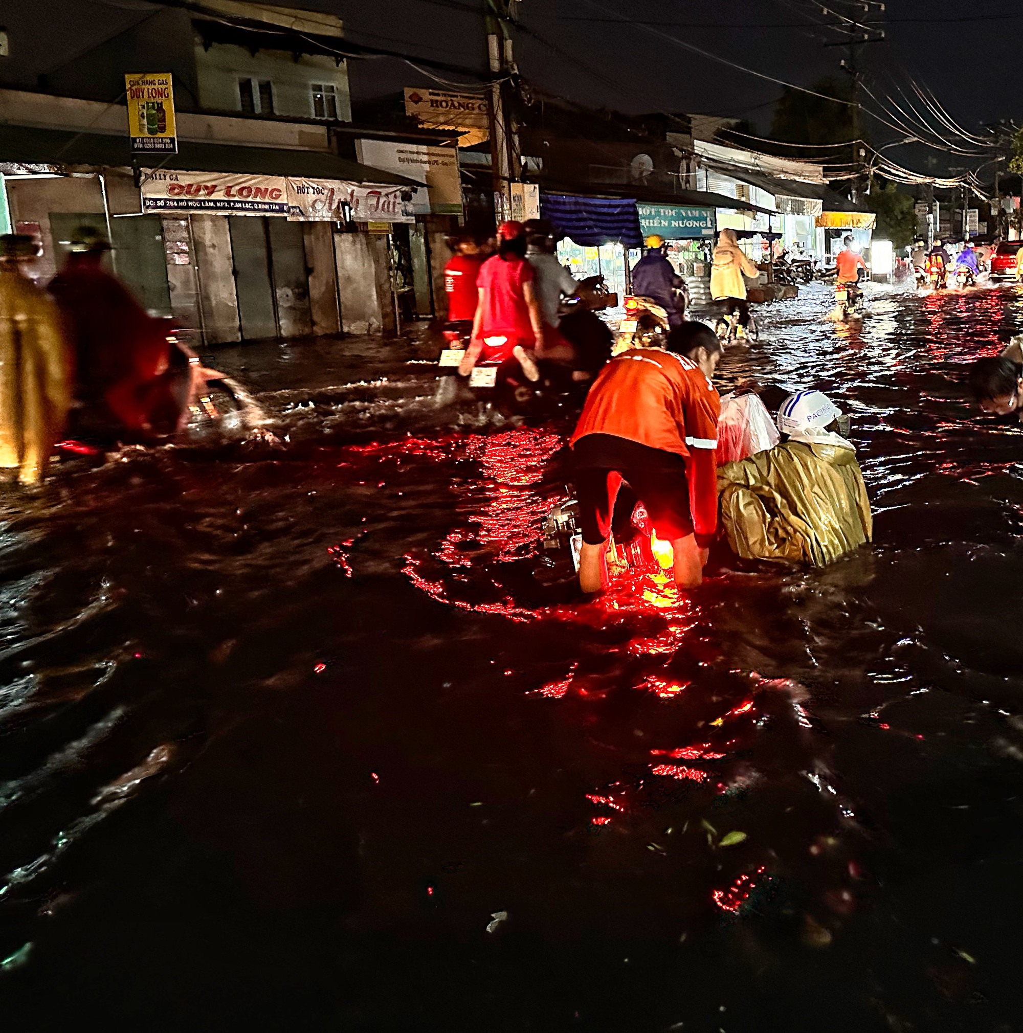 Đường ‘thành sông' cơn mưa chiều tối nay: Người dân TP.HCM té xe, ‘tắm’ nước đen kịt - Ảnh 10.