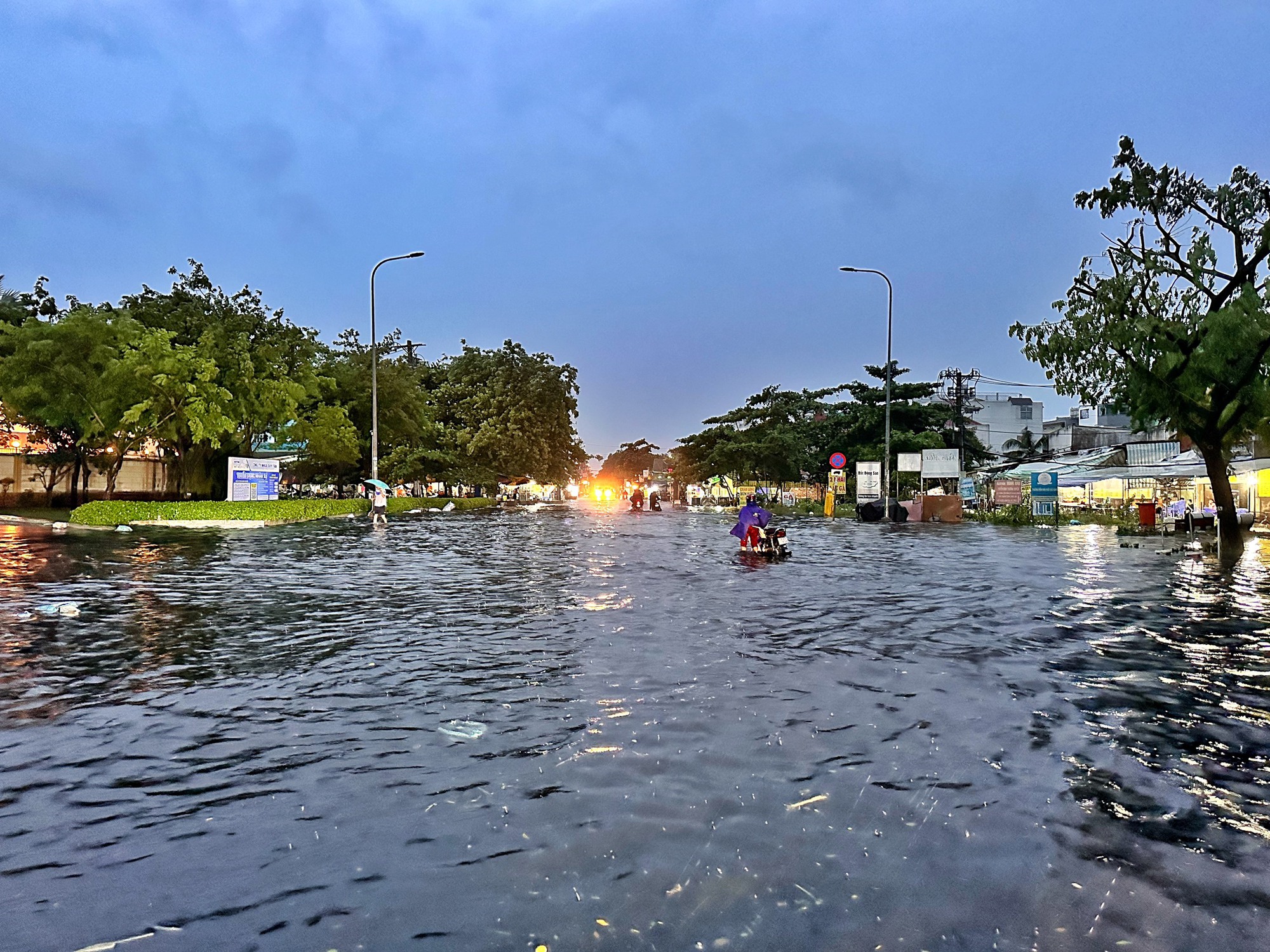 Đường ‘thành sông' cơn mưa chiều tối nay: Người dân TP.HCM té xe, ‘tắm’ nước đen kịt - Ảnh 3.