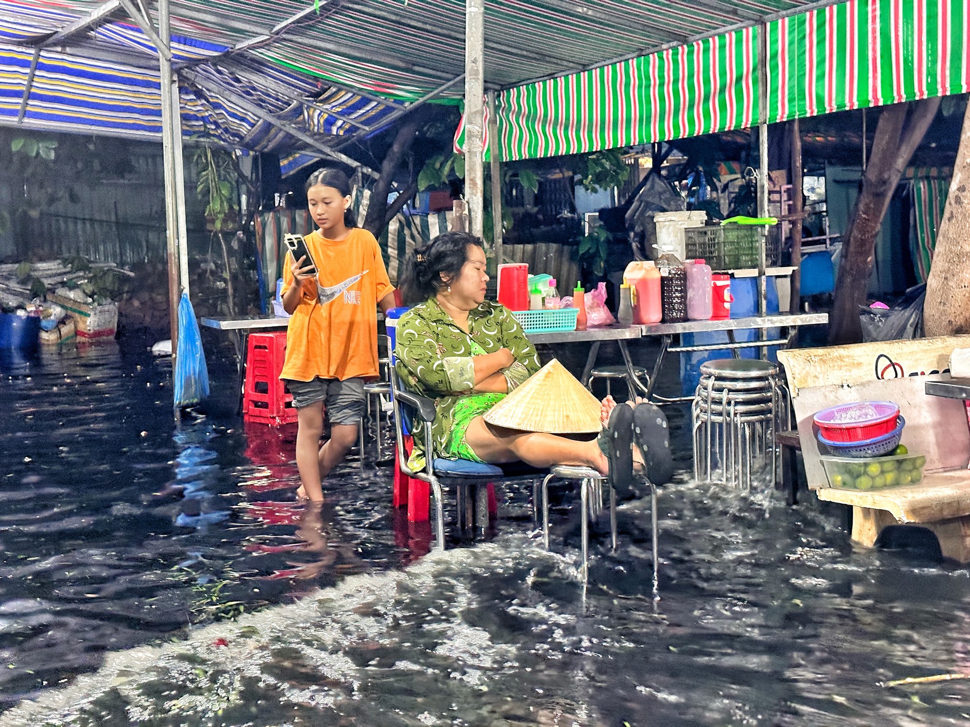 Đường ‘thành sông' cơn mưa chiều tối nay: Người dân TP.HCM té xe, ‘tắm’ nước đen kịt - Ảnh 6.
