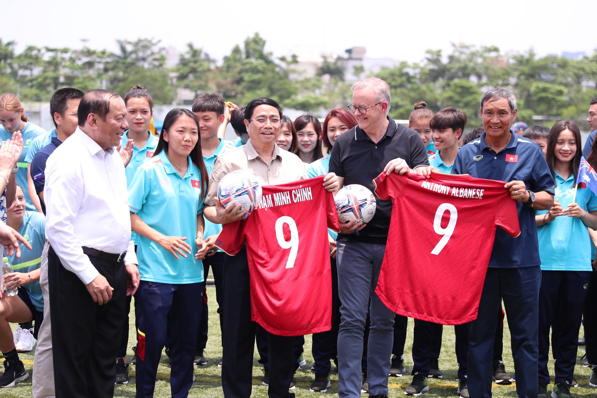 Thủ tướng Phạm Minh Chính cùng Thủ tướng Úc Anthony Albanese nhận áo đấu của đội tuyển nữ Việt Nam - Ảnh 6.