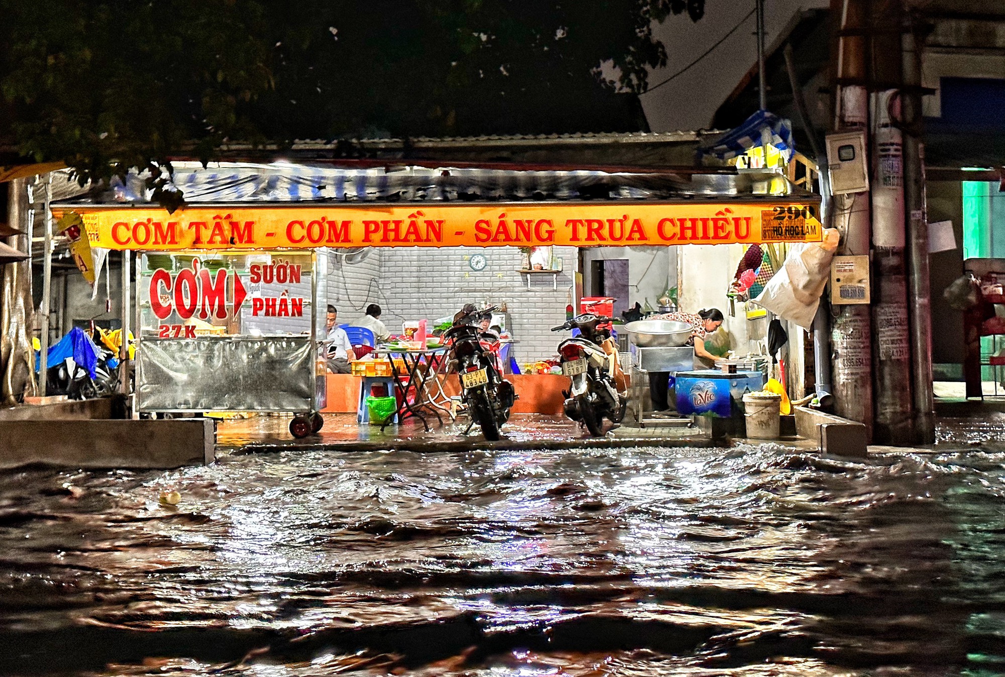Đường ‘thành sông' cơn mưa chiều tối nay: Người dân TP.HCM té xe, ‘tắm’ nước đen kịt - Ảnh 8.