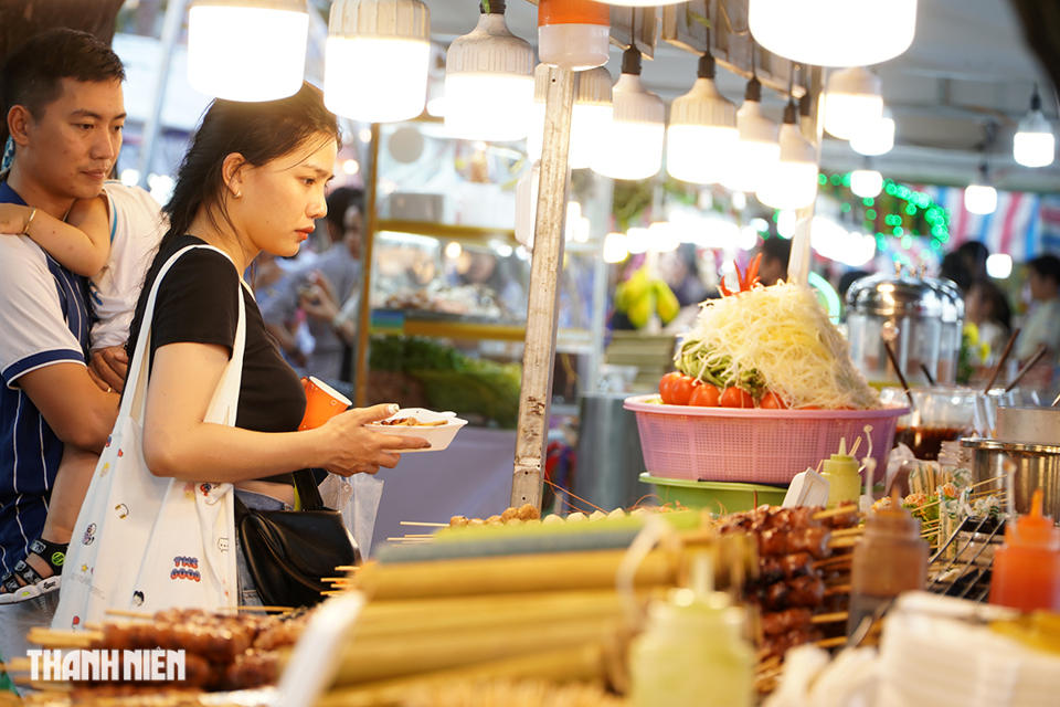 Du khách thích thú check in bên tháp bánh mì đặc ruột Nha Trang  - Ảnh 1.