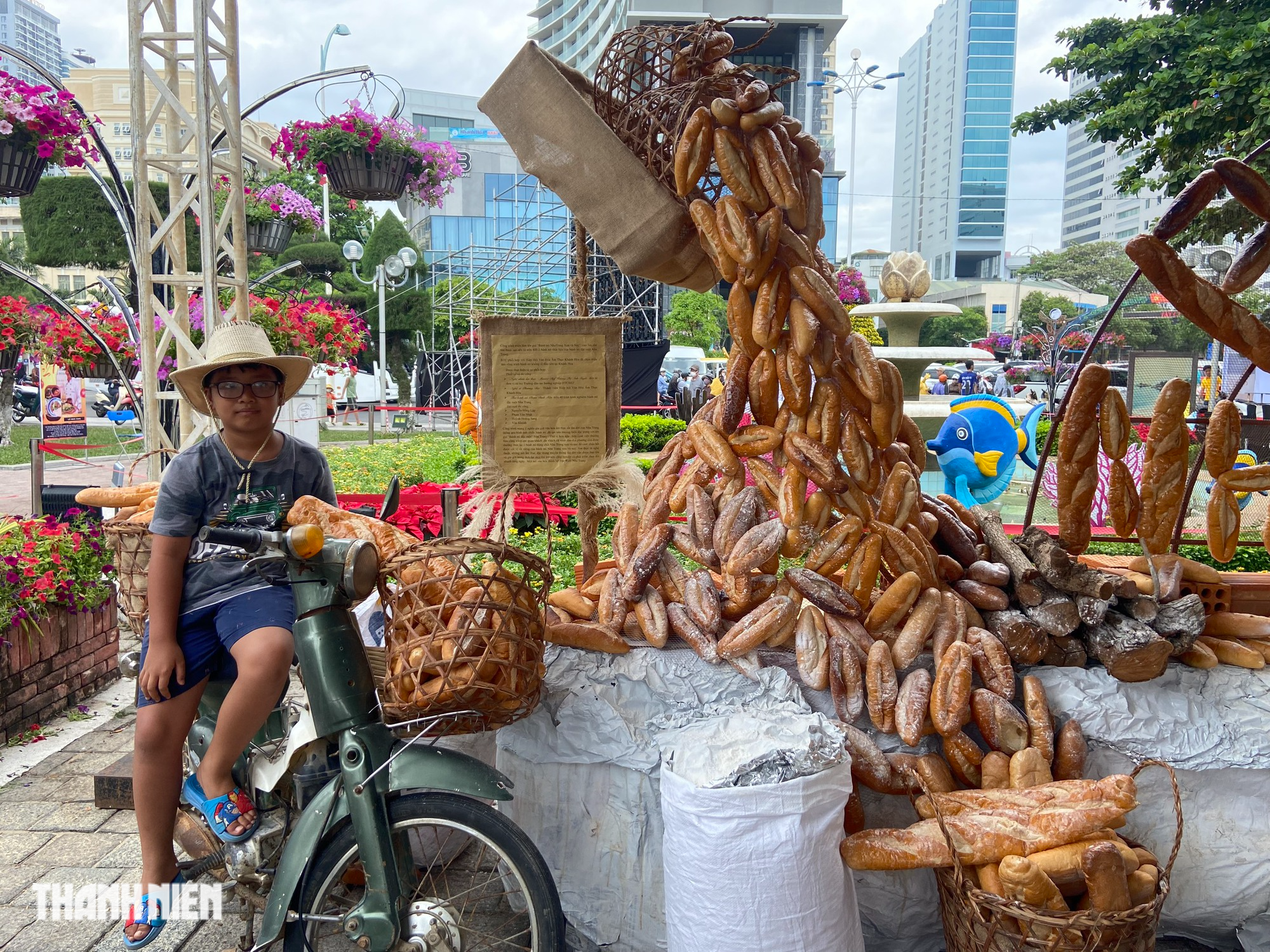 Du khách thích thú check in bên tháp bánh mì đặc ruột Nha Trang  - Ảnh 2.