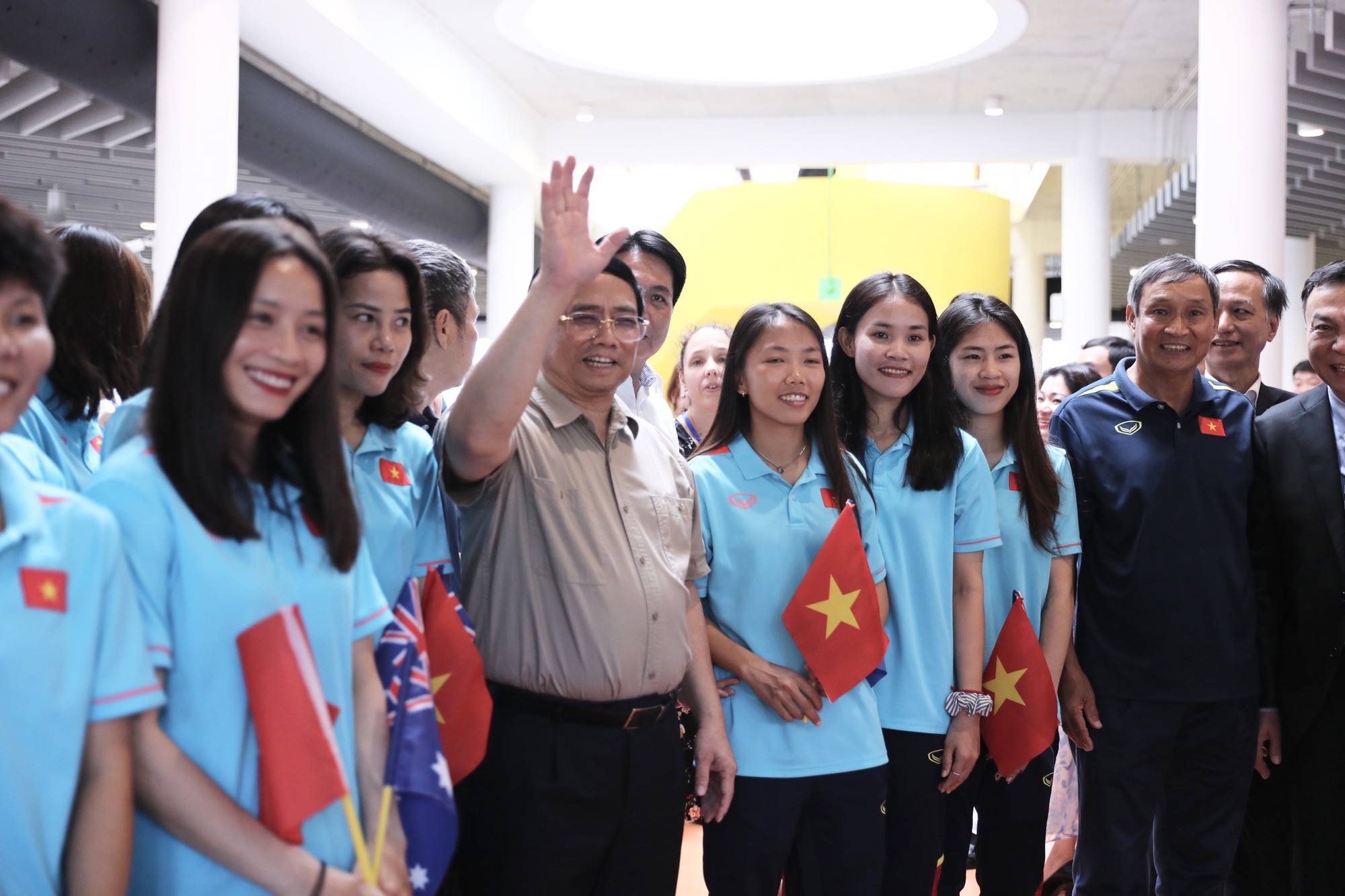 Thủ tướng Phạm Minh Chính cùng Thủ tướng Úc Anthony Albanese nhận áo đấu của đội tuyển nữ Việt Nam - Ảnh 7.