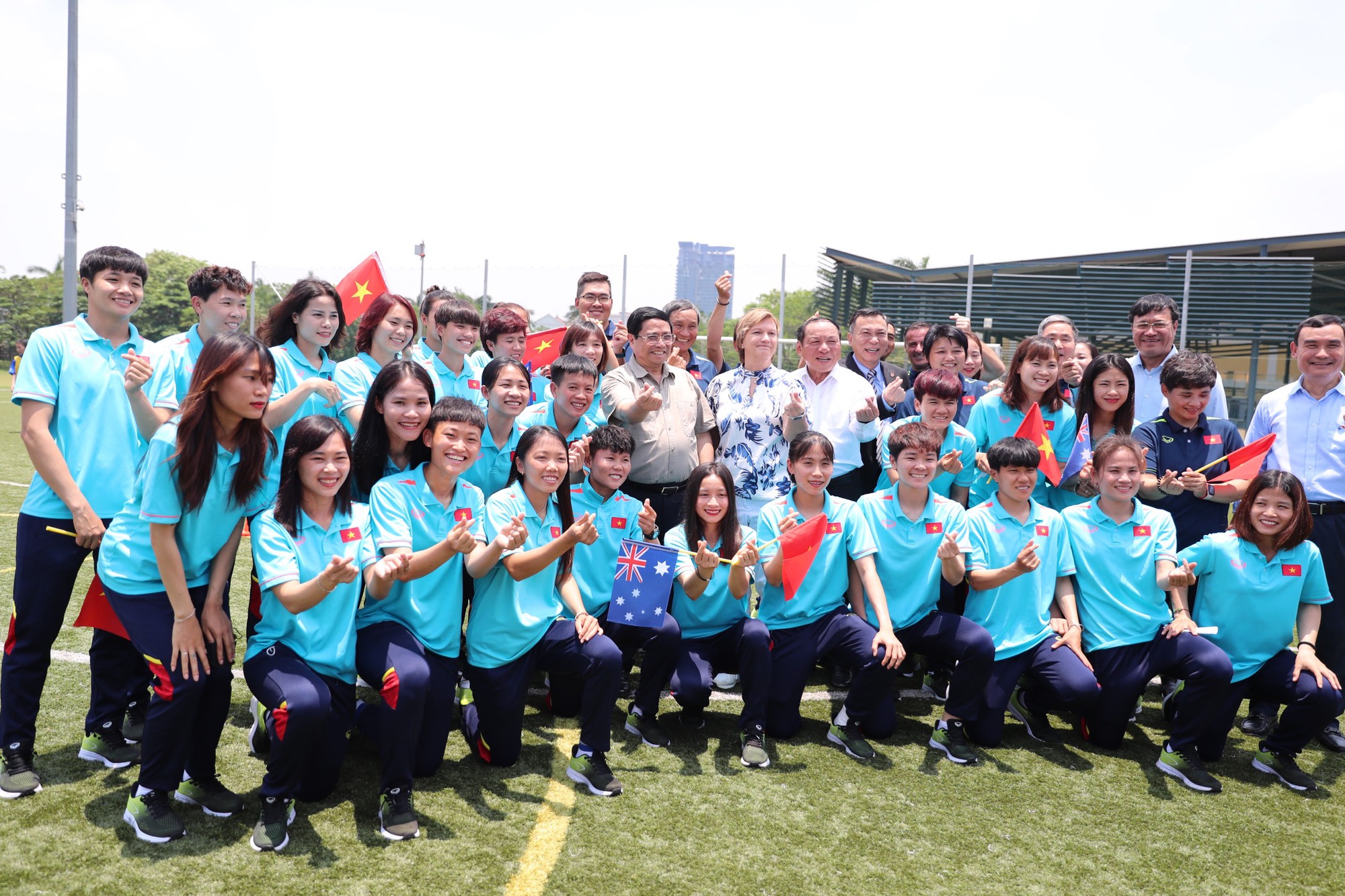 Thủ tướng Phạm Minh Chính cùng Thủ tướng Úc Anthony Albanese nhận áo đấu của đội tuyển nữ Việt Nam - Ảnh 15.