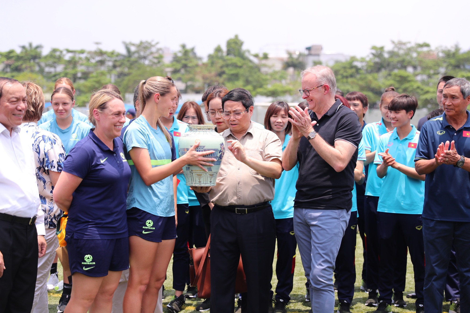 Thủ tướng Phạm Minh Chính cùng Thủ tướng Úc Anthony Albanese nhận áo đấu của đội tuyển nữ Việt Nam - Ảnh 2.