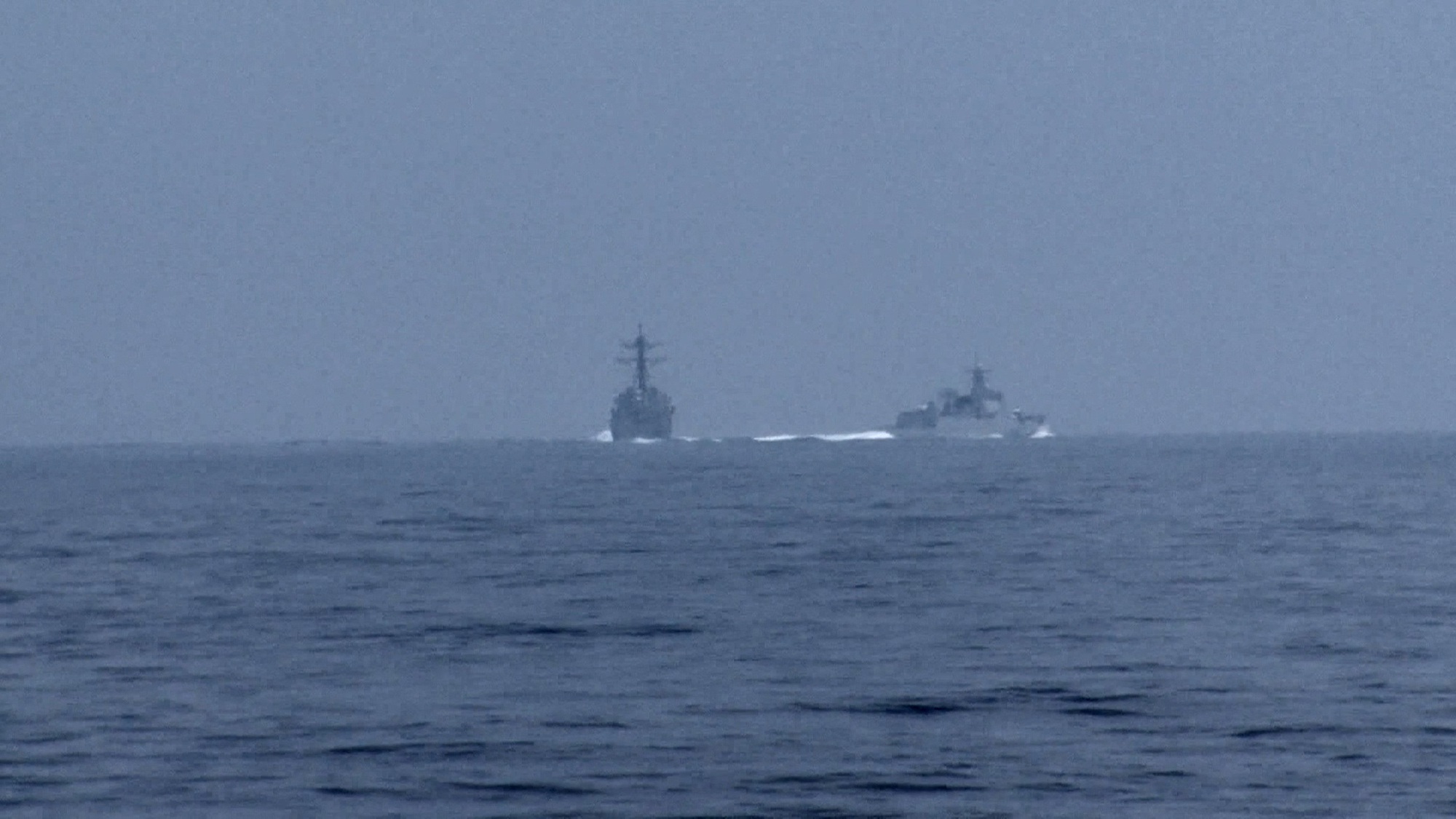 Tàu chiến Trung Quốc áp sát tàu khu trục Mỹ - Ảnh 1.