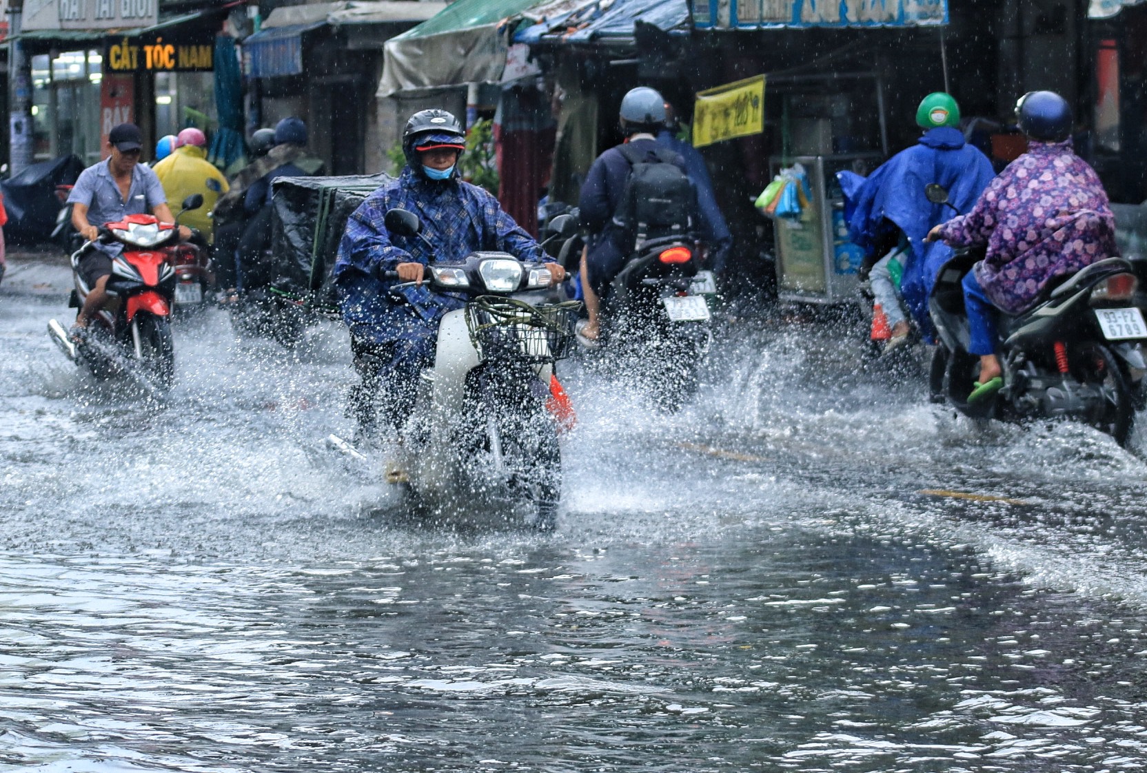 Muôn kiểu di chuyển của người dân TP.HCM qua đường ngập sau cơn mưa chiều nay - Ảnh 11.
