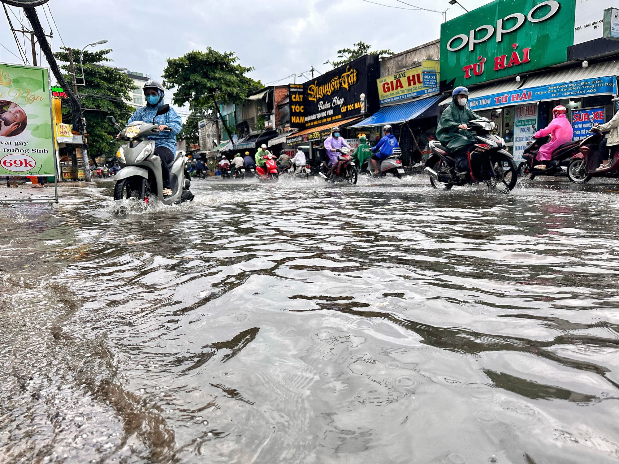 Muôn kiểu di chuyển của người dân TP.HCM qua đường ngập sau cơn mưa chiều nay - Ảnh 7.