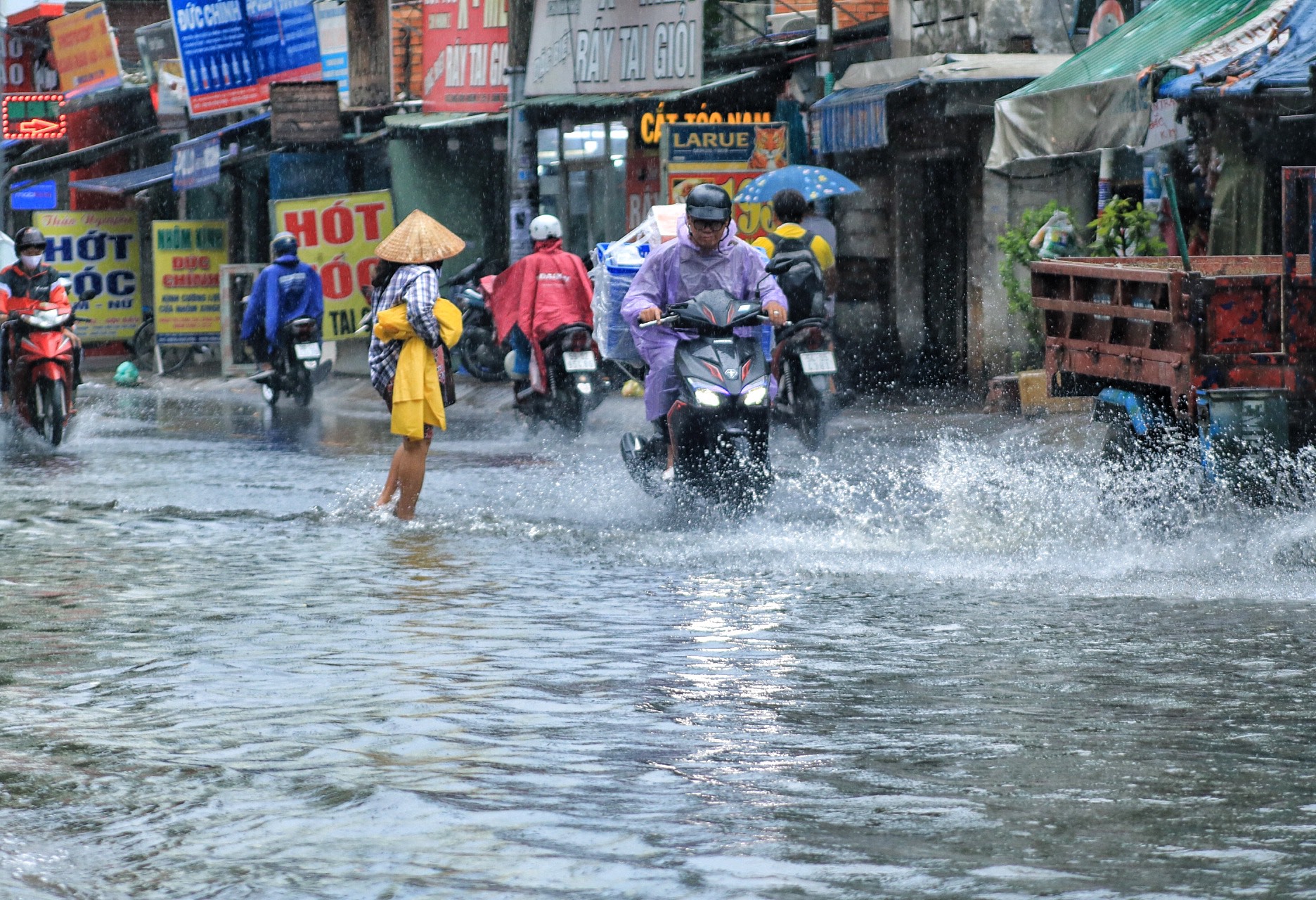 TP.HCM dự báo có mưa diện rộng trong 5 ngày, người dân cần lưu ý điều này - Ảnh 1.