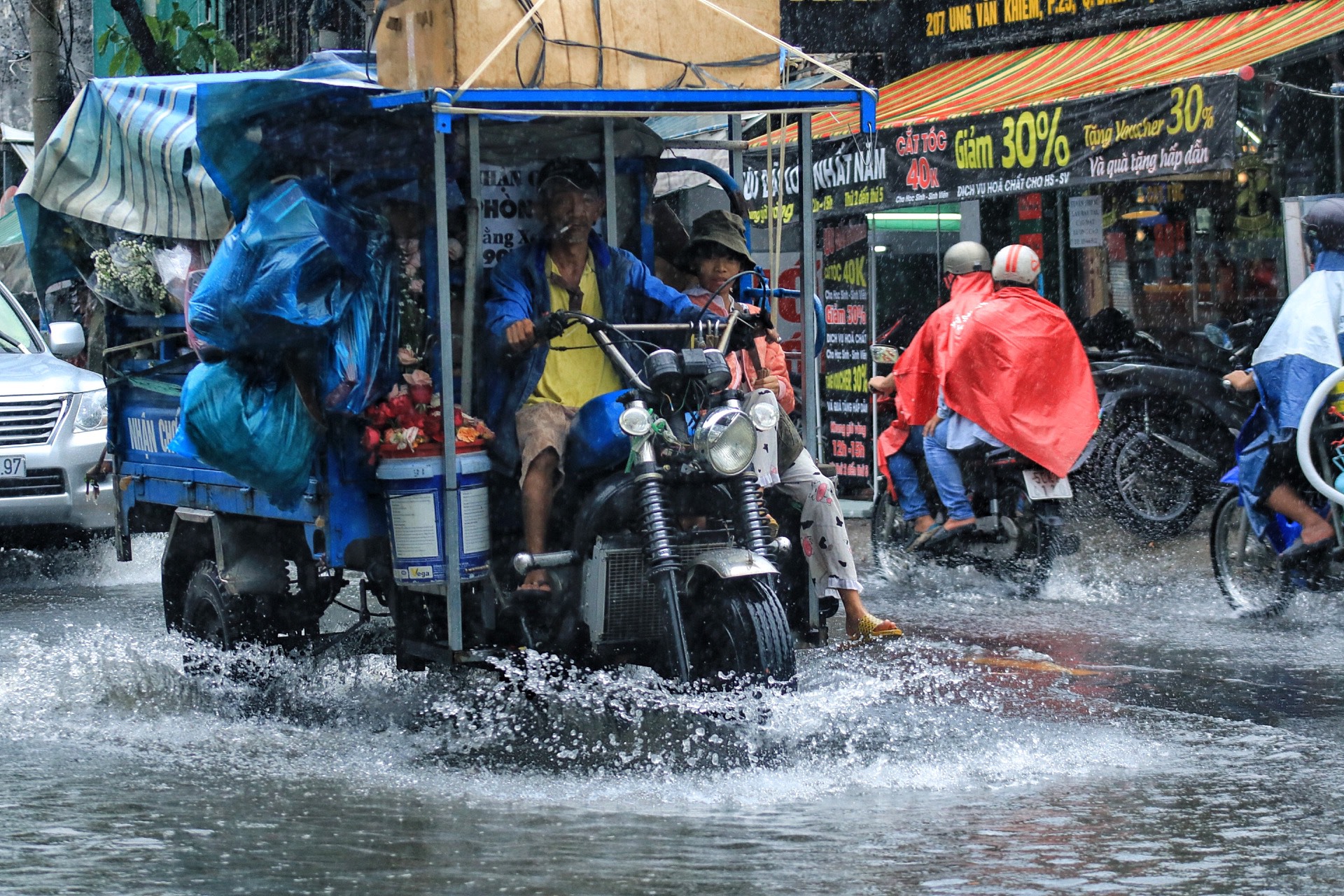 Muôn kiểu di chuyển của người dân TP.HCM qua đường ngập sau cơn mưa chiều nay - Ảnh 10.