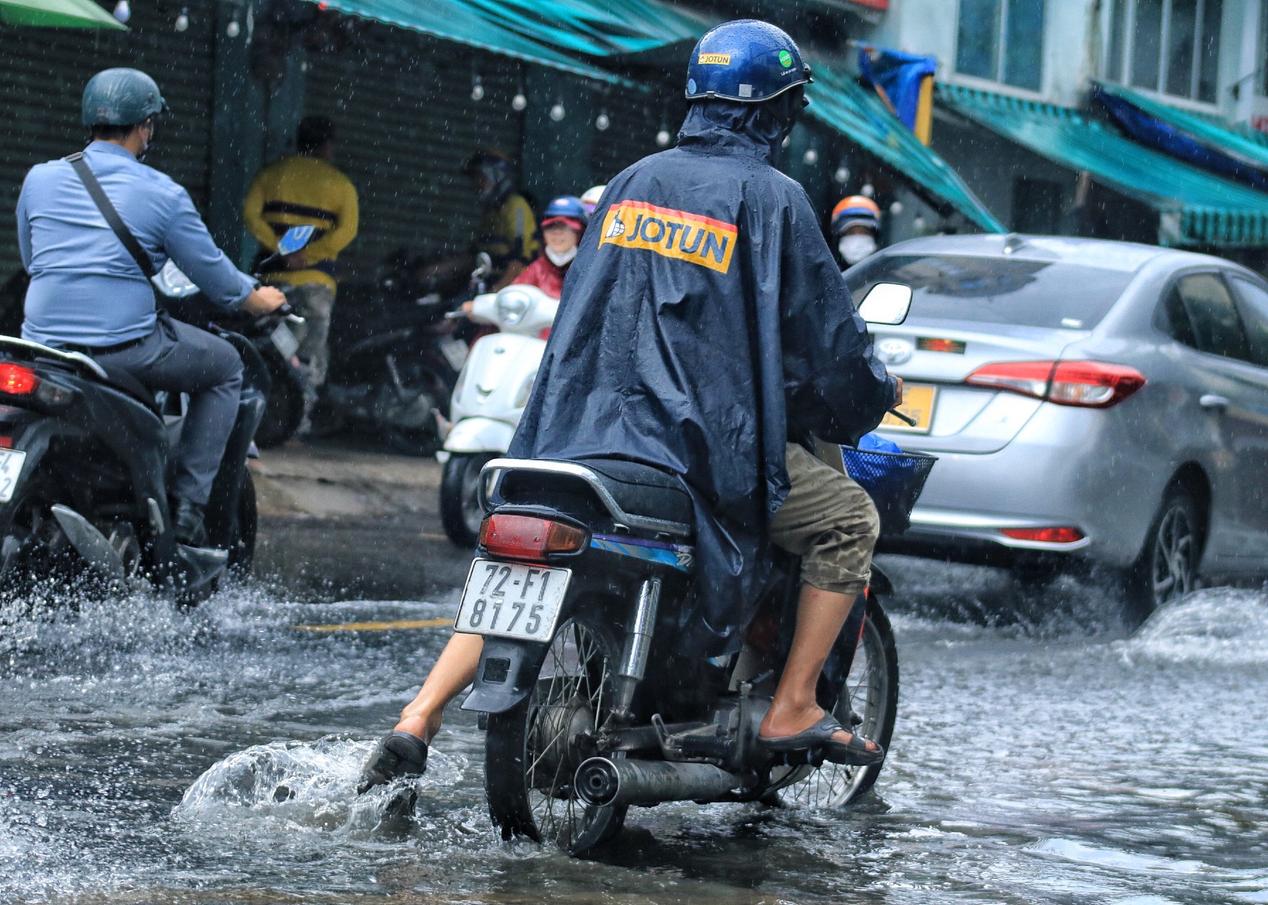 Muôn kiểu di chuyển của người dân TP.HCM qua đường ngập sau cơn mưa chiều nay - Ảnh 12.