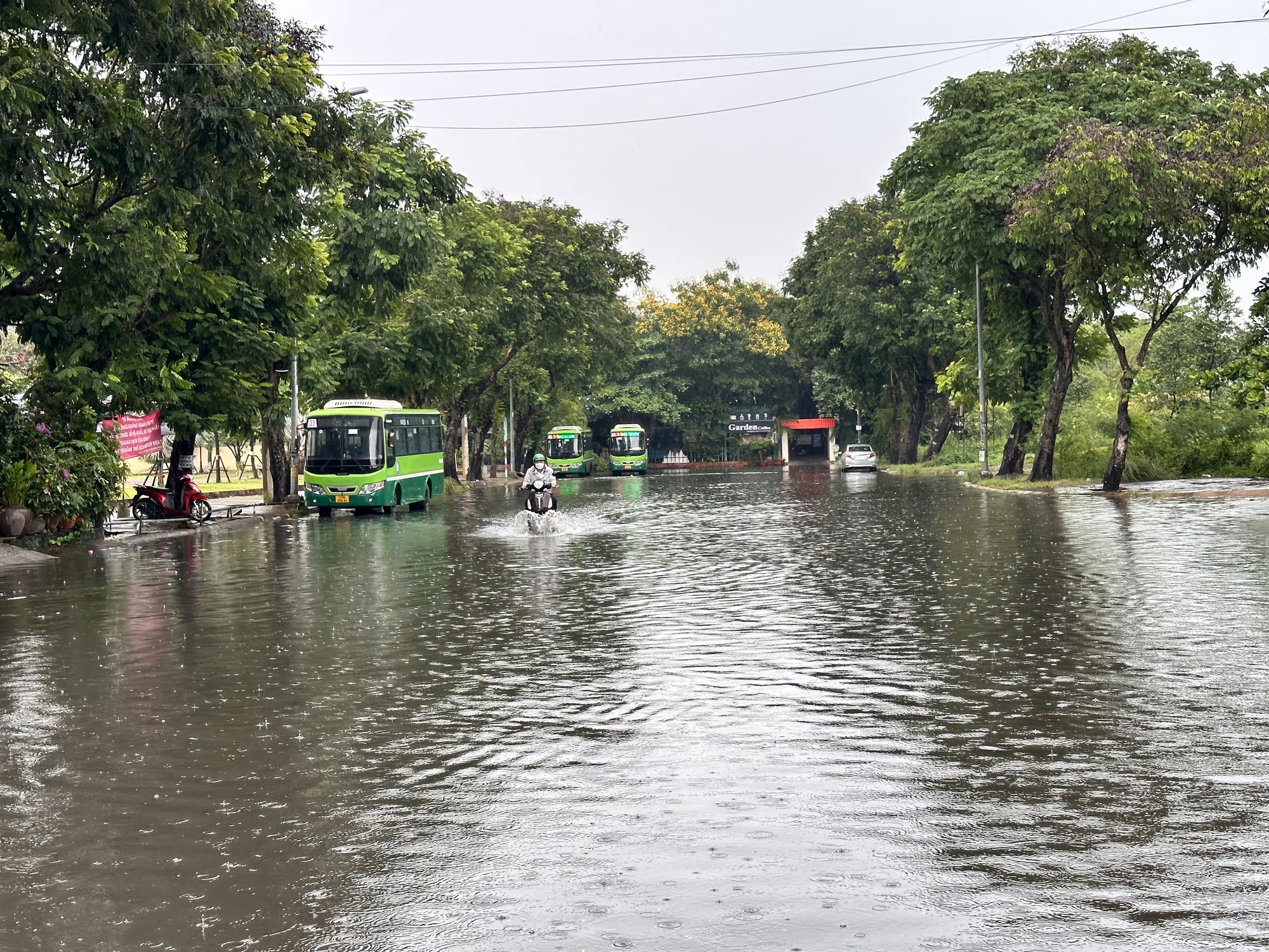 Muôn kiểu di chuyển của người dân TP.HCM qua đường ngập sau cơn mưa chiều nay - Ảnh 3.
