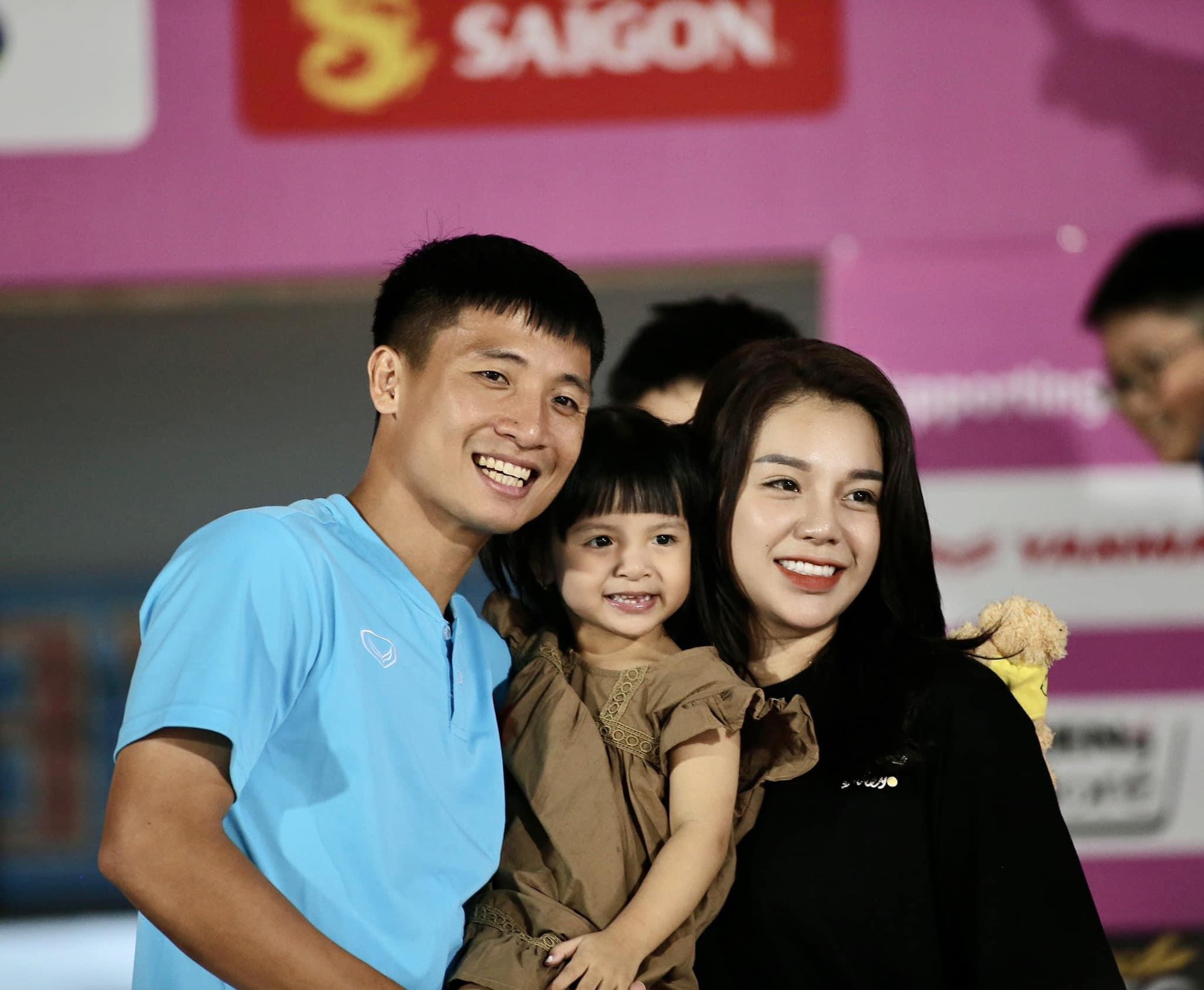 Nhan sắc của Nguyễn Khánh Linh - vợ trung vệ Bùi Tiến Dũng - Ảnh 5.