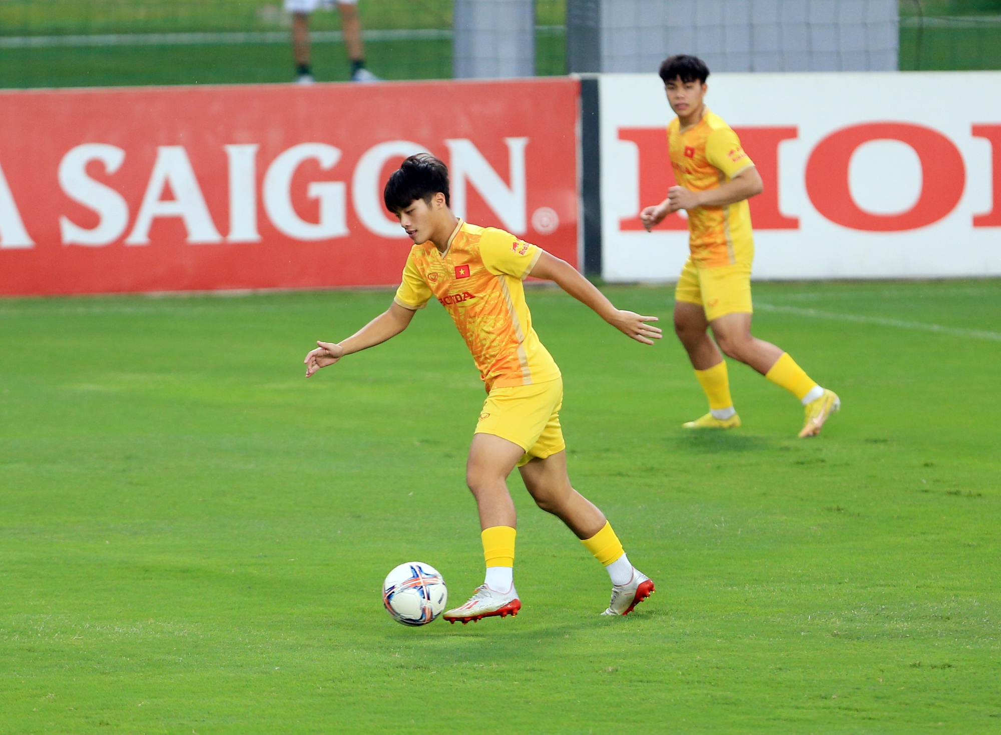 Đội tuyển Việt Nam tập cùng sân với U.23, làm quen triết lý của HLV Troussier - Ảnh 6.