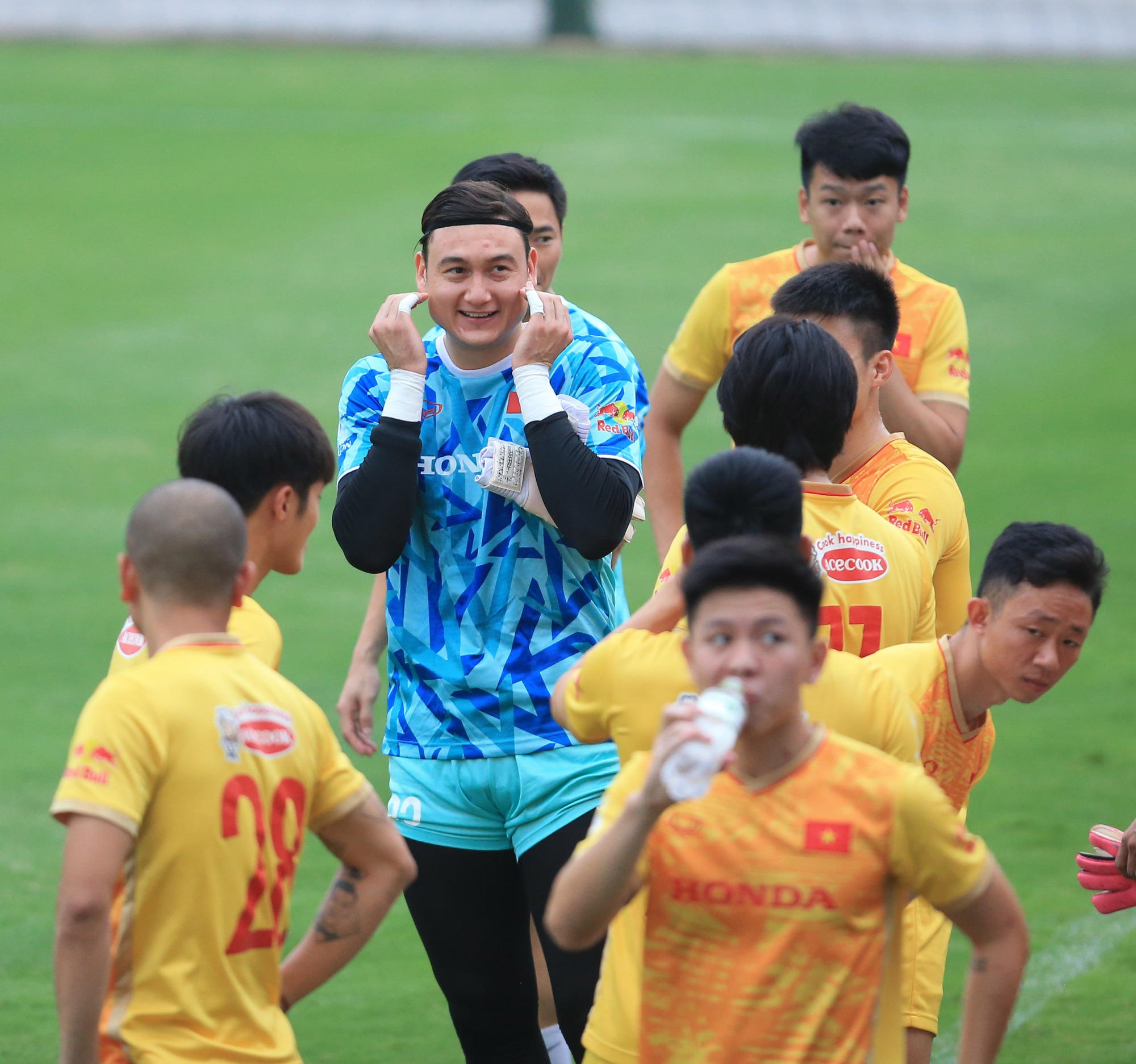 Đội tuyển Việt Nam tập cùng sân với U.23, làm quen triết lý của HLV Troussier - Ảnh 11.