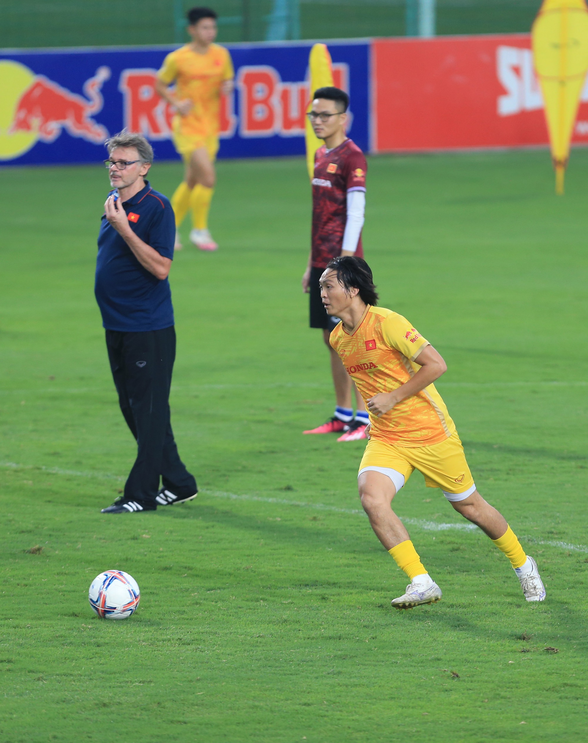 Đội tuyển Việt Nam tập cùng sân với U.23, làm quen triết lý của HLV Troussier - Ảnh 4.