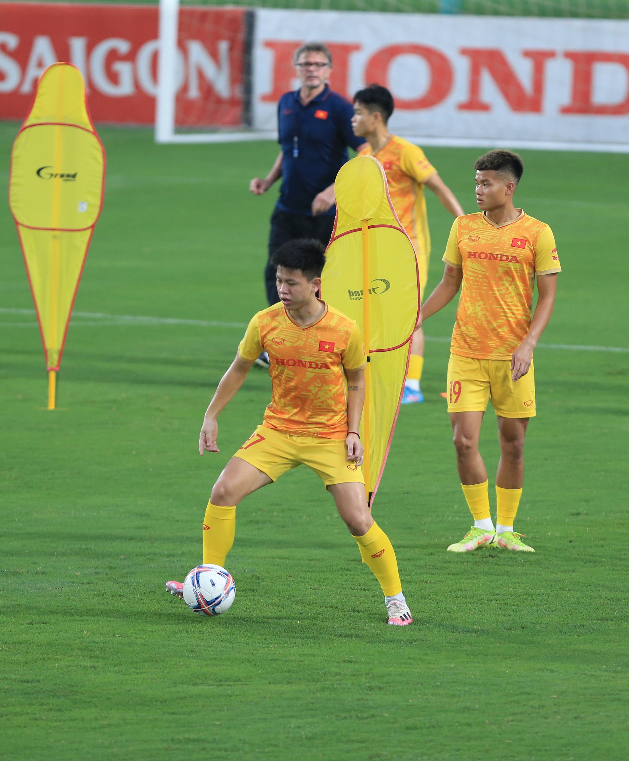 Đội tuyển Việt Nam tập cùng sân với U.23, làm quen triết lý của HLV Troussier - Ảnh 8.