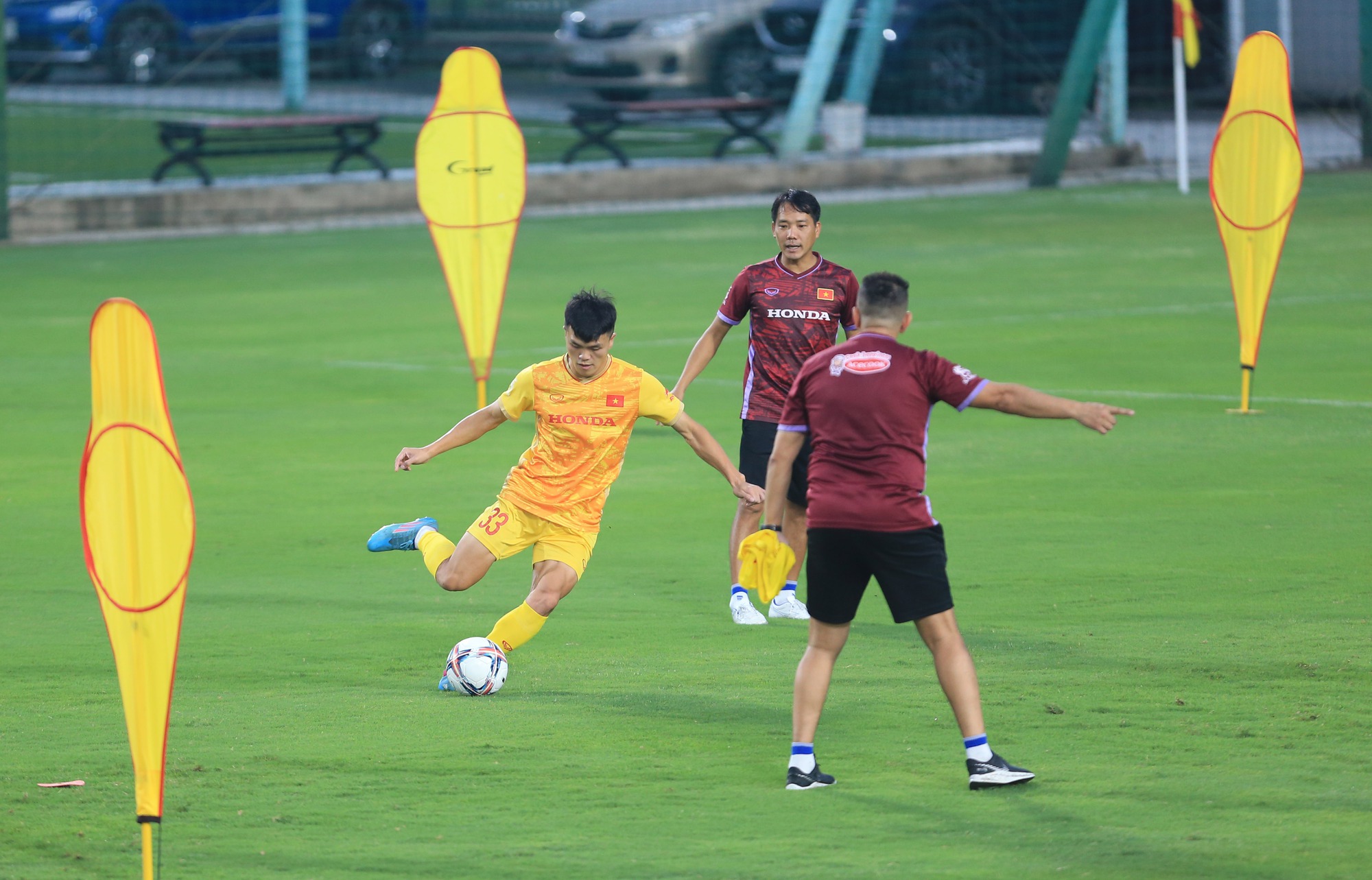 Đội tuyển Việt Nam tập cùng sân với U.23, làm quen triết lý của HLV Troussier - Ảnh 10.