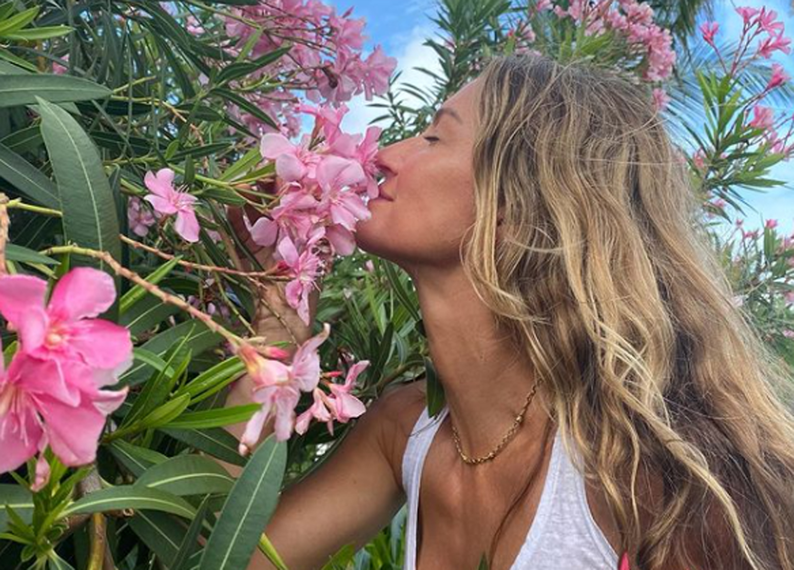 A supermodelo Gisele Bündchen chorou ao lembrar de quando tinha 16 anos e precisou ganhar a vida sozinha

- Foto 1.