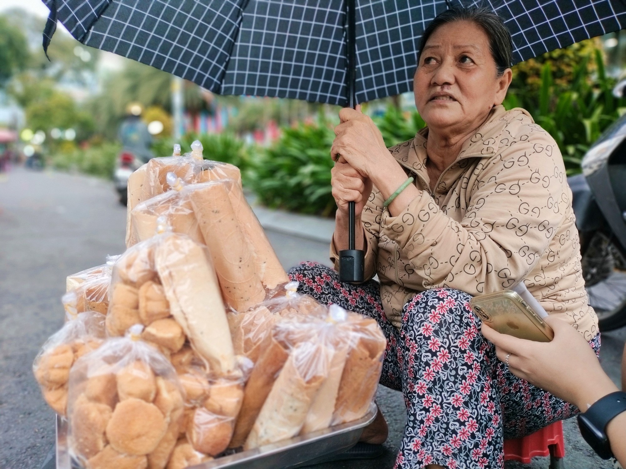 Bà ngoại 76 tuổi 'đội mưa' bán bánh nuôi cháu bị bệnh:  Mong bà cháu luôn khỏe - Ảnh 1.