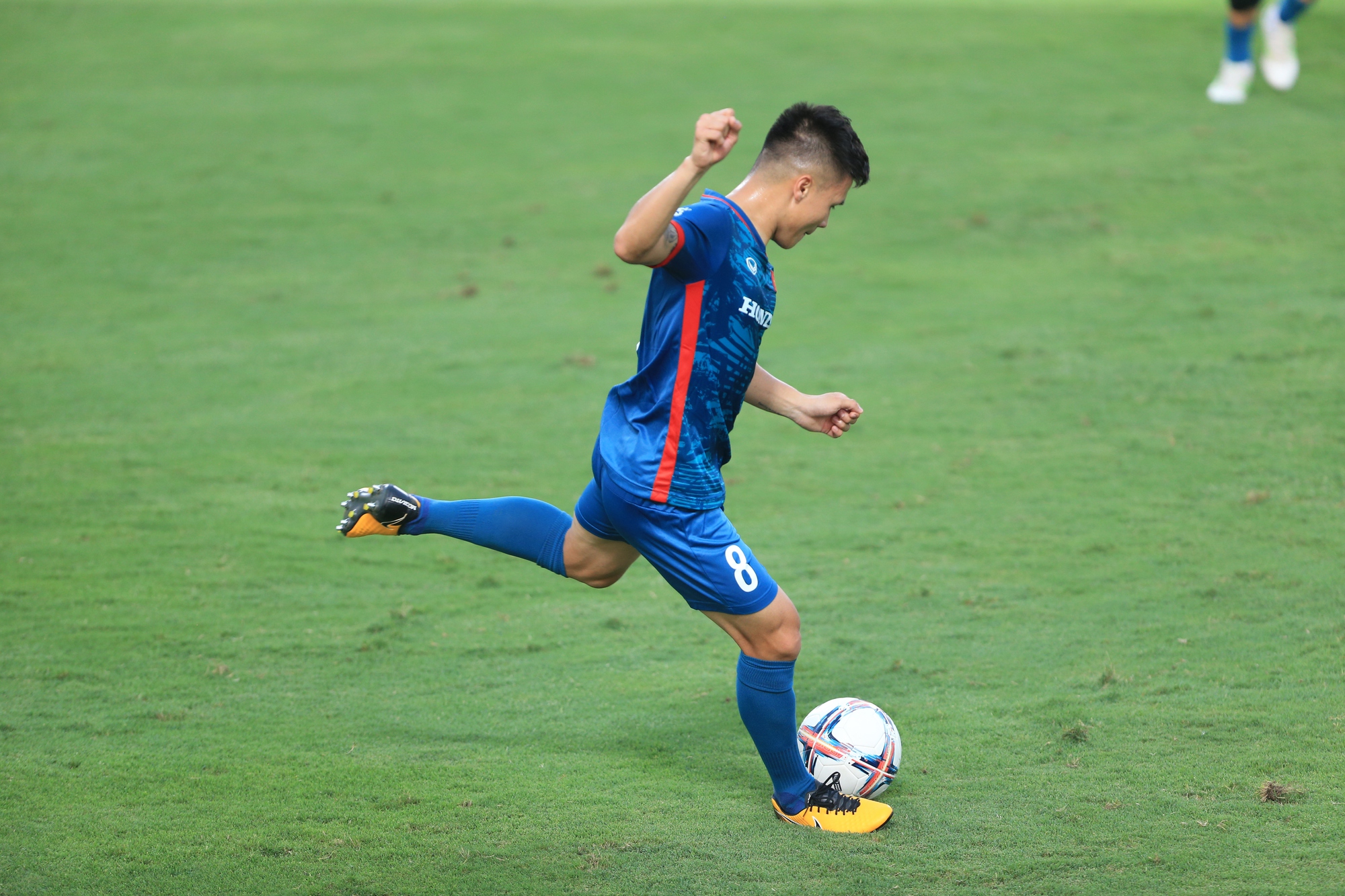 Quang Hải bắt nhịp nhanh trong ngày trở lại đội tuyển Việt Nam - Ảnh 1.