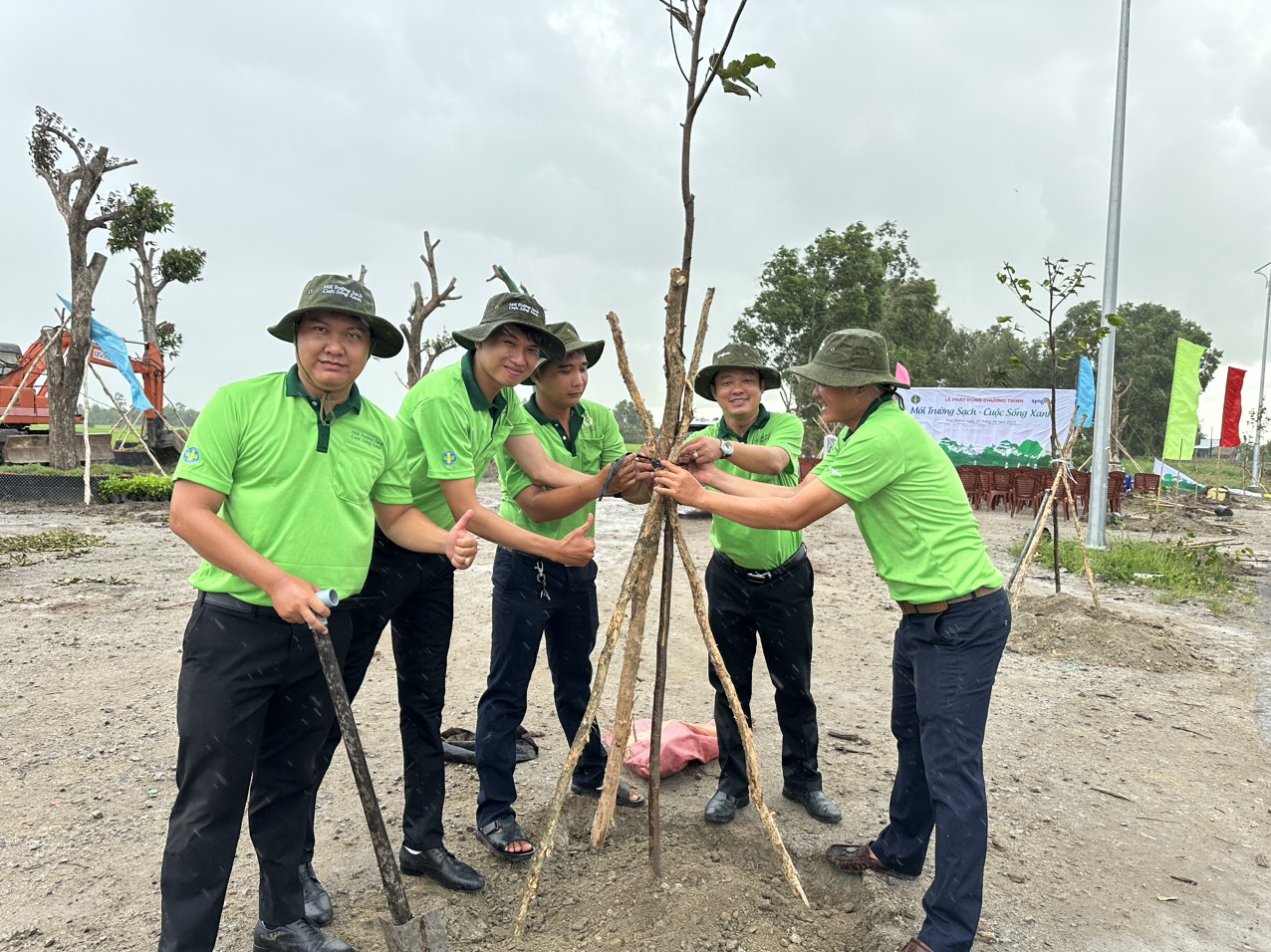 Fermierii din Can Tho și Kien Giang sunt entuziasmați de activitățile Syngenta de Ziua Mondială a Mediului - Fotografia 2. Đội ngũ nhân viên Syngenta đồng hành trong hoạt động trồng cây tại Kiên Giang