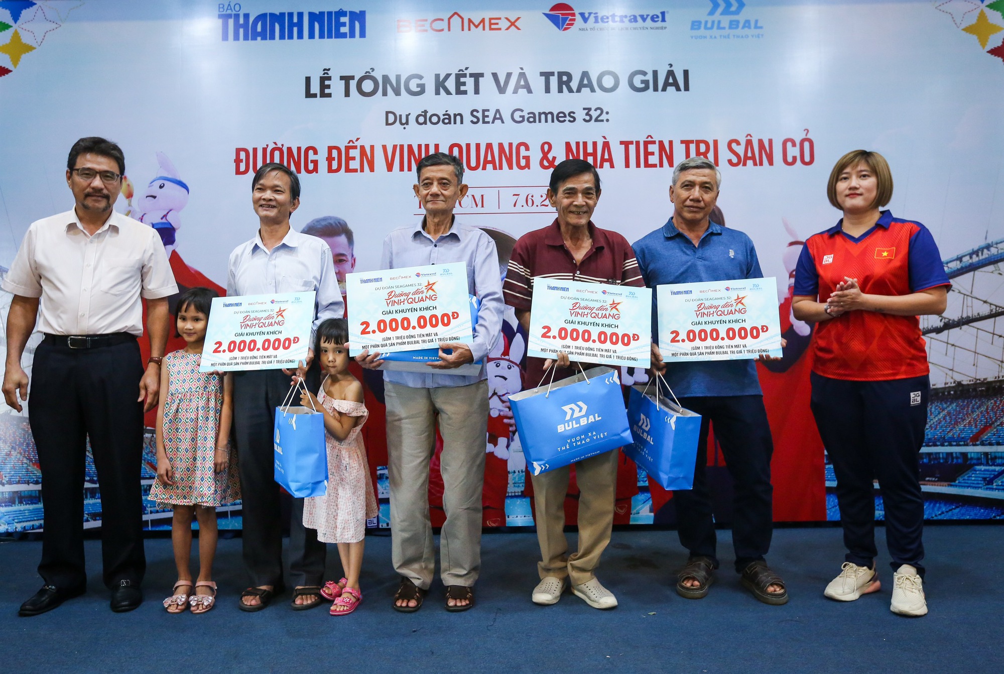 Hào hứng trao giải cuộc thi dự đoán kết quả SEA Games 32 trên Báo Thanh Niên - Ảnh 3.