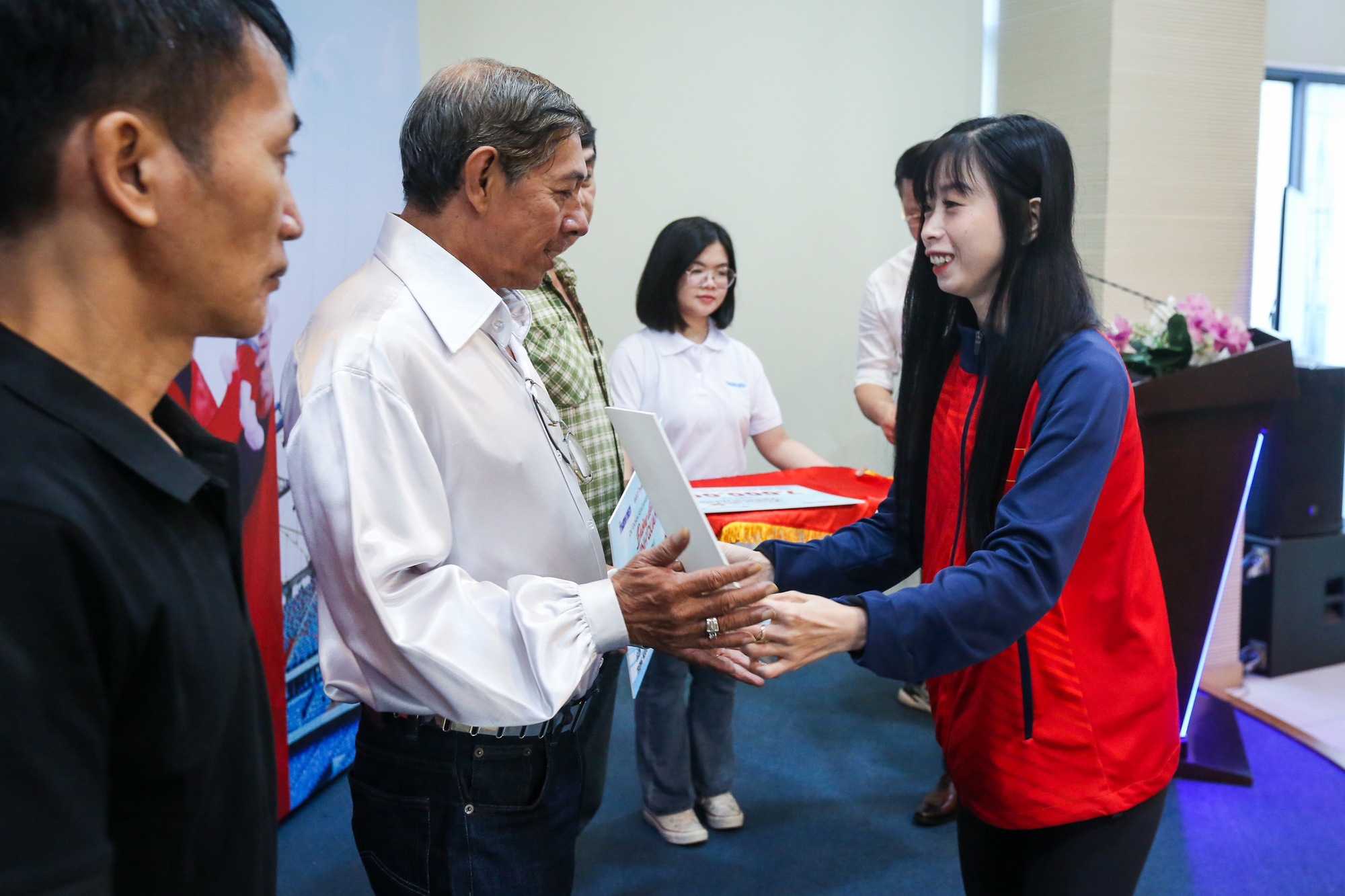 Hào hứng trao giải cuộc thi dự đoán kết quả SEA Games 32 trên Báo Thanh Niên - Ảnh 5.