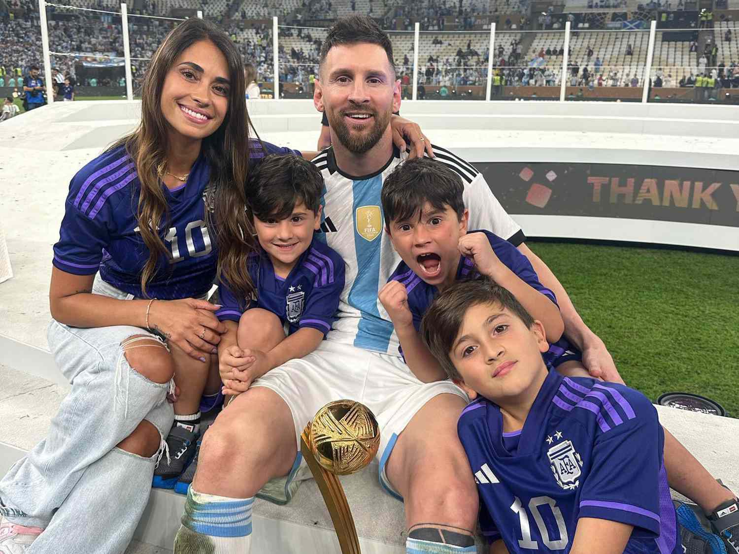 Con trai Messi chính thức nối nghiệp bố, khoác áo đội U.12 ...