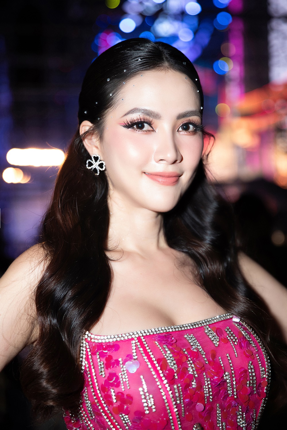 Hoa hậu Phan Thị Mơ đi xe khách chạy show  - Ảnh 1.